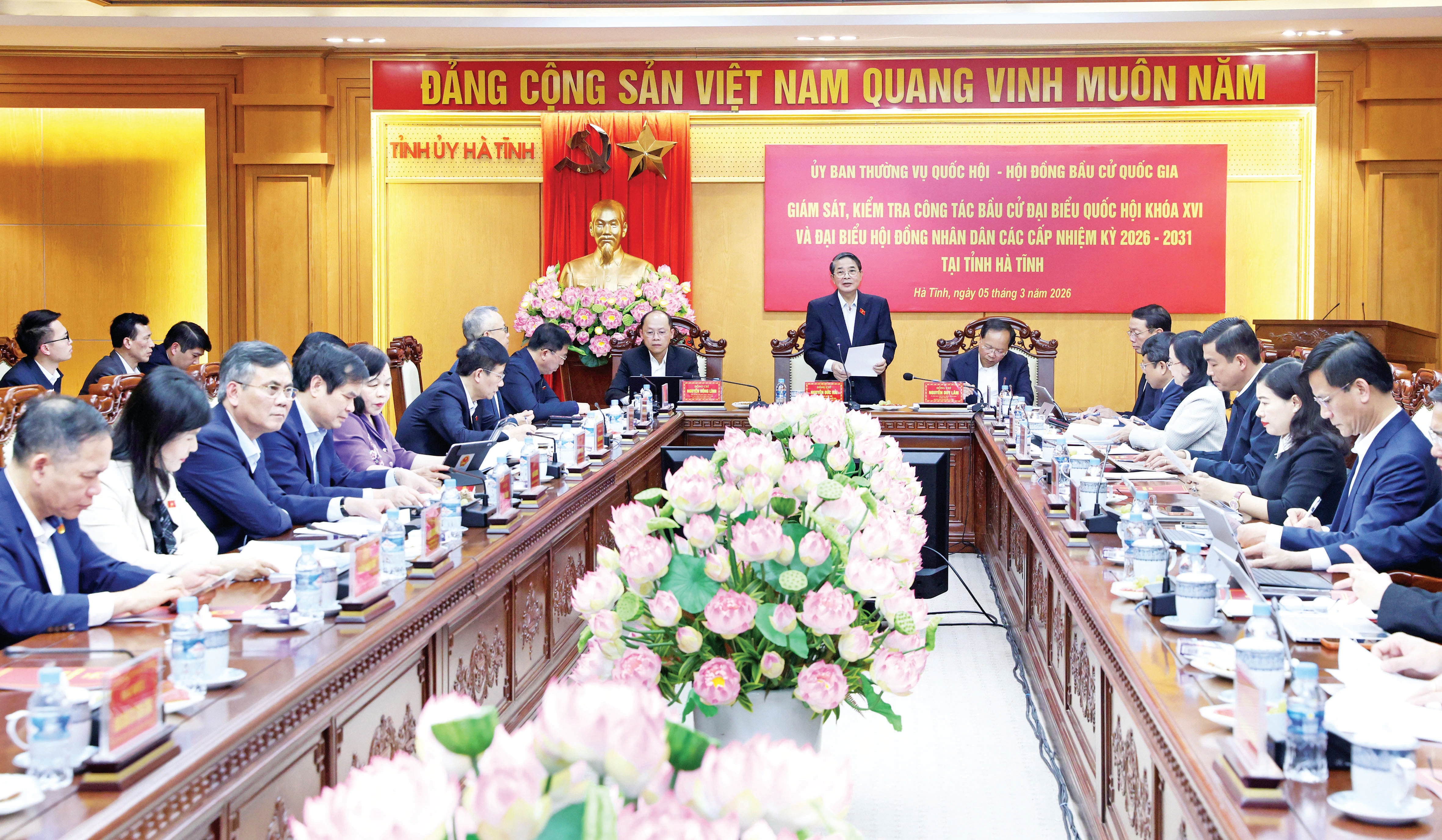 quang-canh-cuoc-lam-viec-1-.jpg