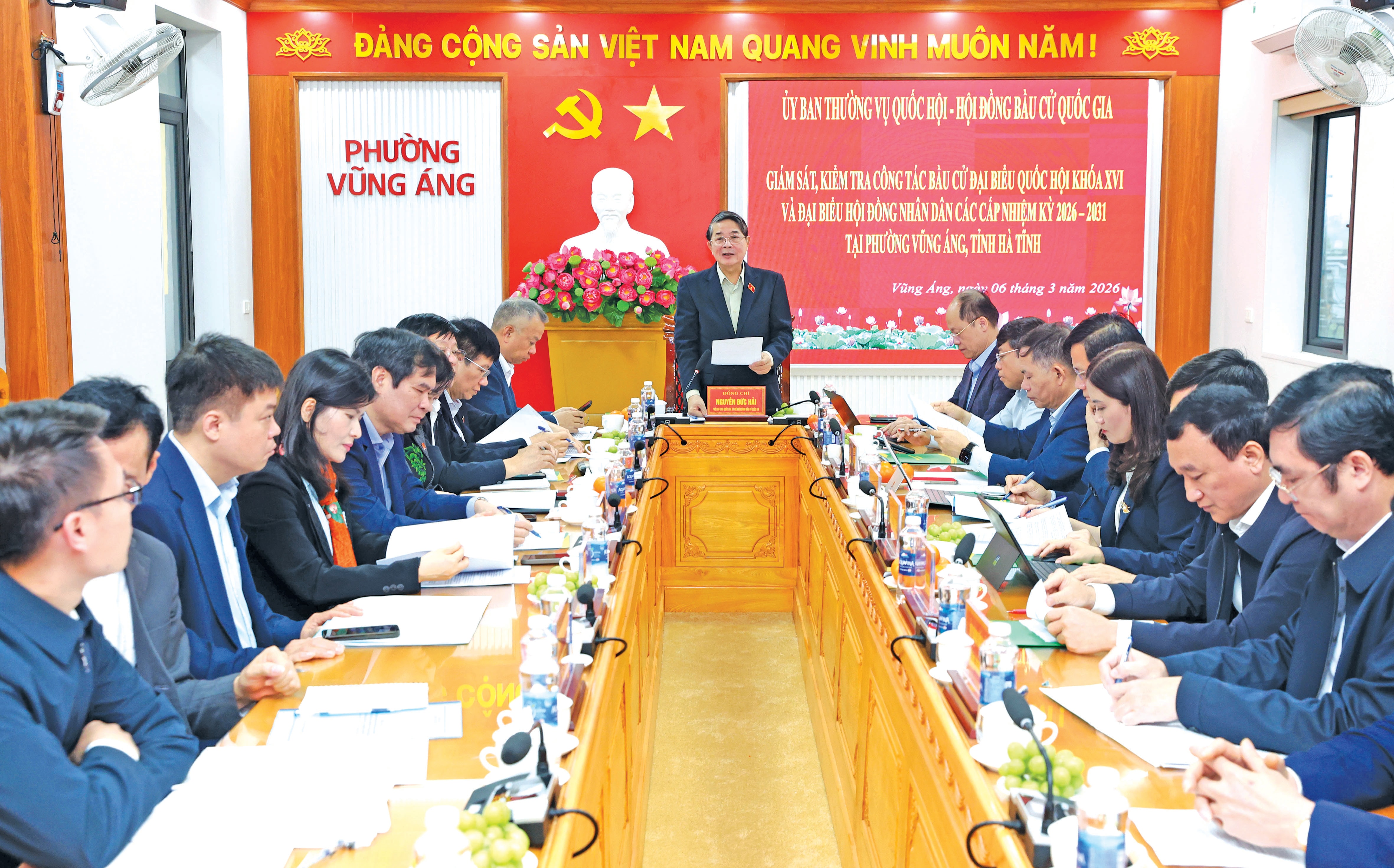quang-canh-cuoc-lam-viec.jpg
