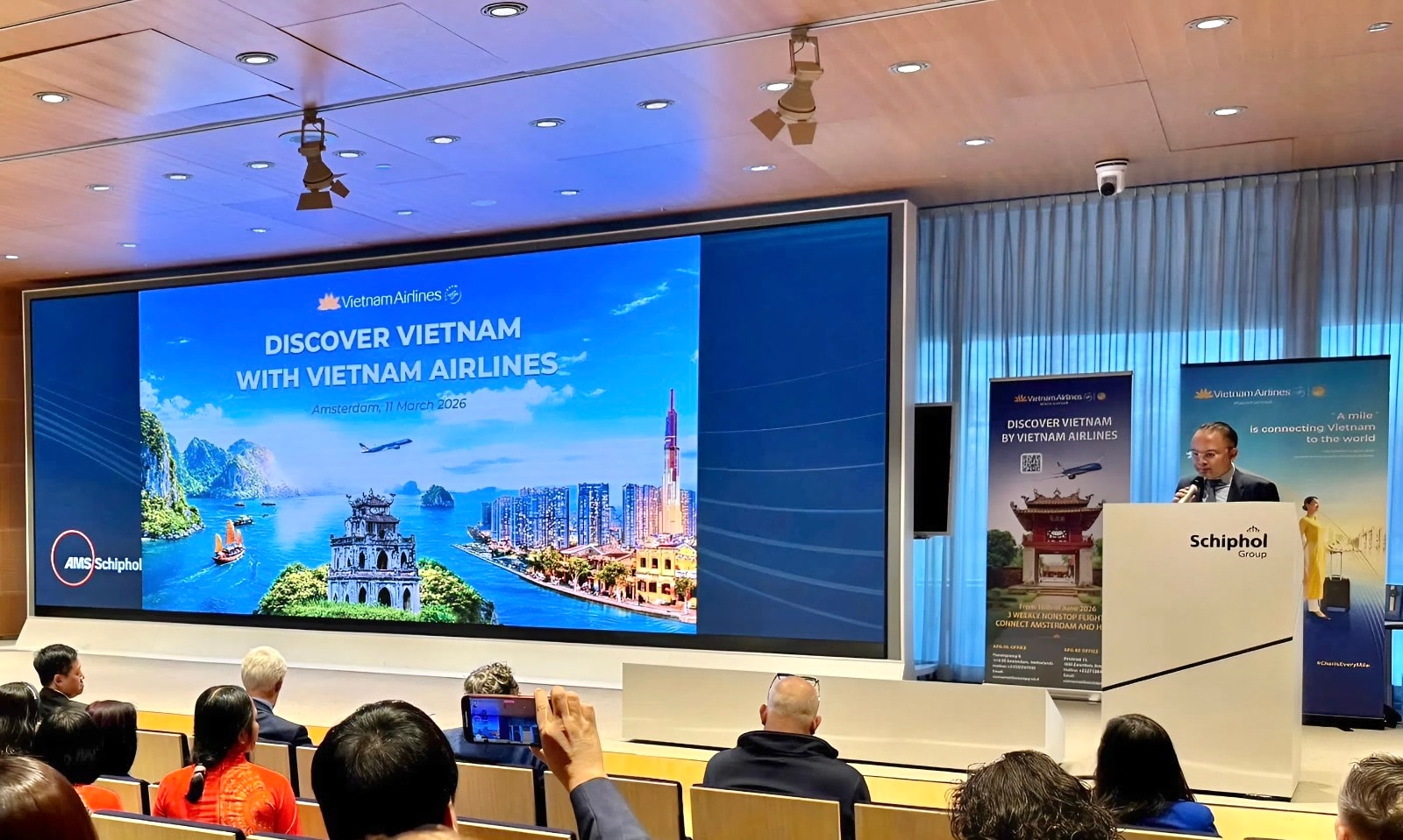 2. Ông Ngô Hướng Nam - Đại sứ Việt Nam tại Hà Lan phát biểu tại sự kiện công bố mở đường bay thẳng Hà Nội - Amsterdam (Hà Lan)