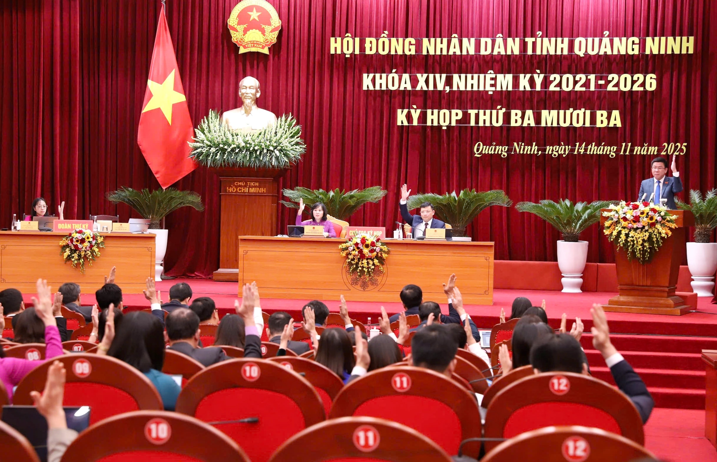 Đại biểu HĐND biểu quyết thông qua nghị quyết. Ảnh: P. Nam