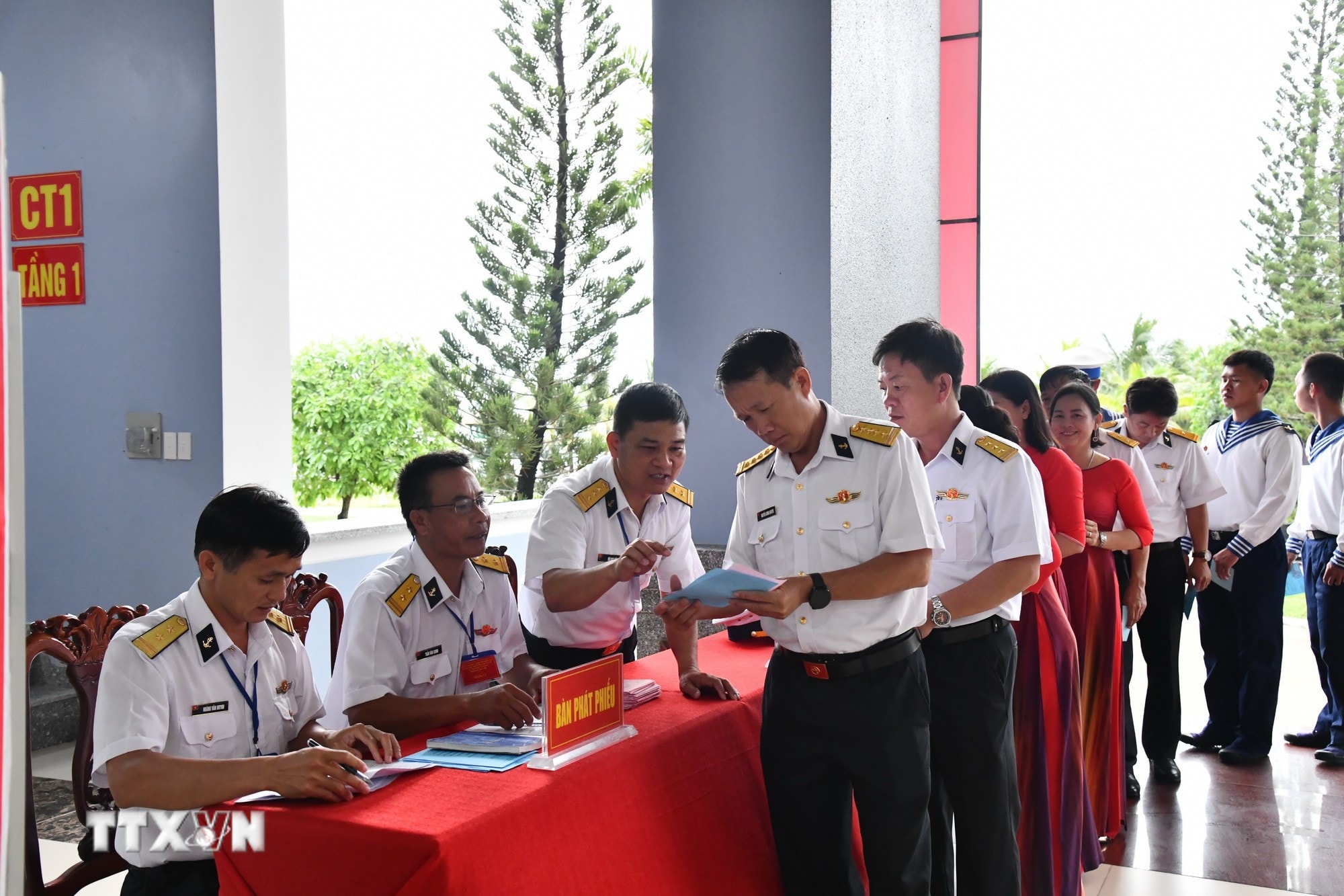 ttxvn-1203-lu-doan-127-bau-cu-som-4.jpg