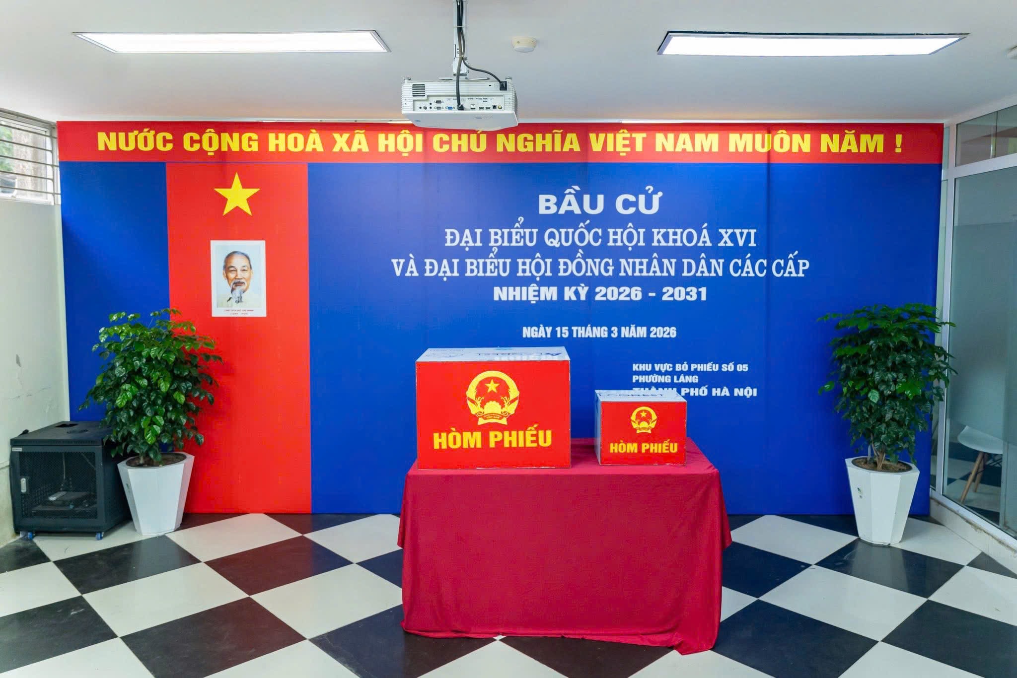 Công tác tuyên truyền bầu cử được trang trí nổi bật tại Trường Đại học Ngoại thương.