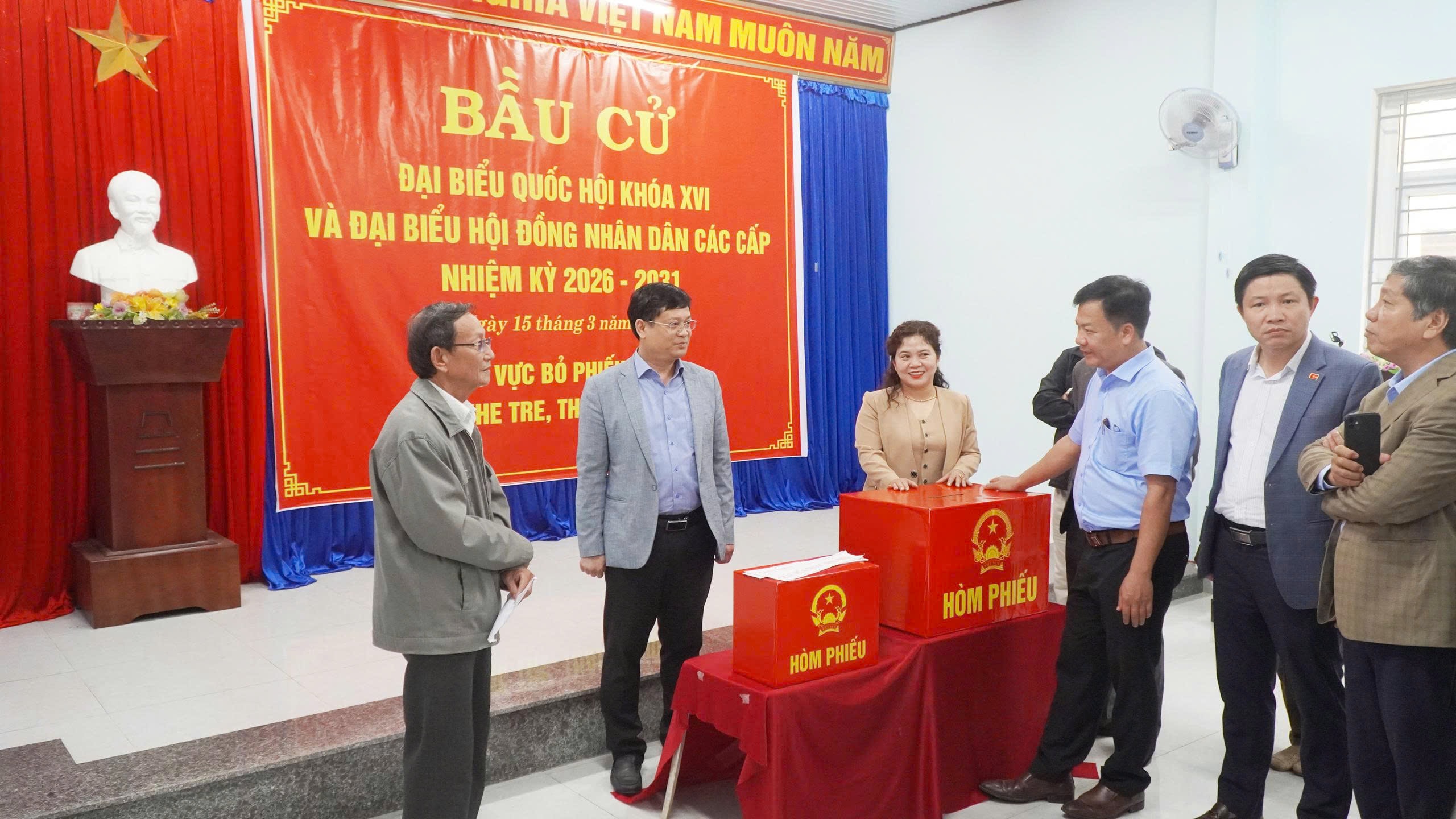 13-3 A4 Lanh dao TP Hue kiem tra cong tac to chuc bau cu tai nhieu dia phuong