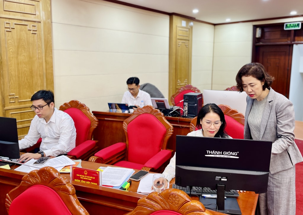 Lãnh đạo Sở Nội vụ giám sát việc cập nhật thông tin, tỷ lệ cử tri đi bỏ phiếu tại Trung tâm điều hành