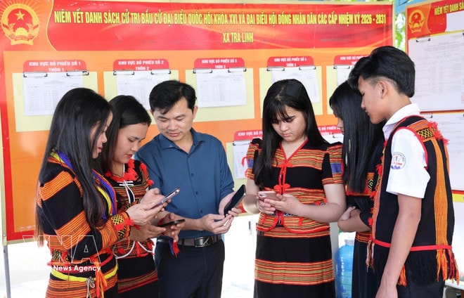 Xo Dang ethnic minority people in Tra Linh commune, Da Nang city, watch video clips and infographics on their phones guiding the voting process (Photo: VNA) vnanet-3.jpg