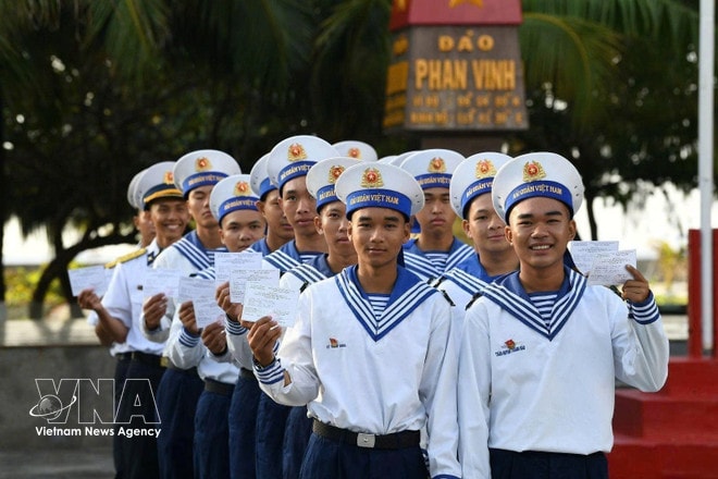 Voters in Truong Sa eagerly hold their voter cards in hand as they arrive at the polling station.(Photo: VNA broadcasts) vnanet-truong-sa.jpg