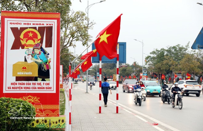Banners and national flags along streets in Lang Son province (Photo: VNA) vnanet-2.jpg