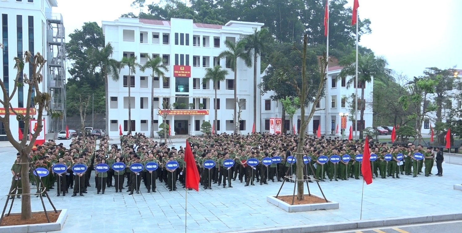 Cán bộ, chiến sĩ Công an Lào Cai có mặt đầy đủ tại khu vực bỏ phiếu từ rất sớm.