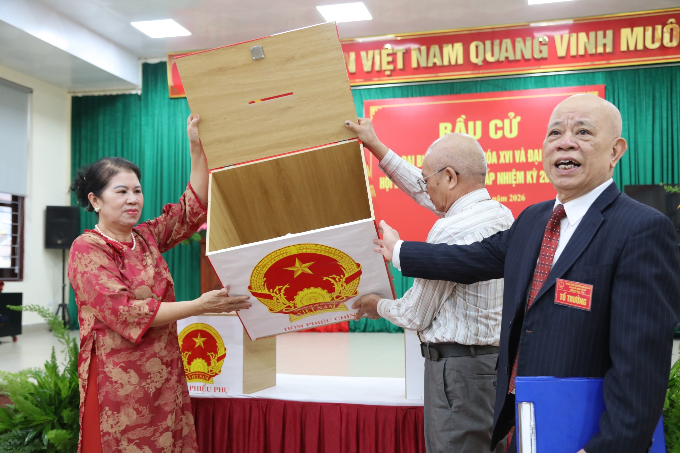 Đại diện đơn vị bầu cử tiến hành kiểm tra và niêm phong hòm phiếu.