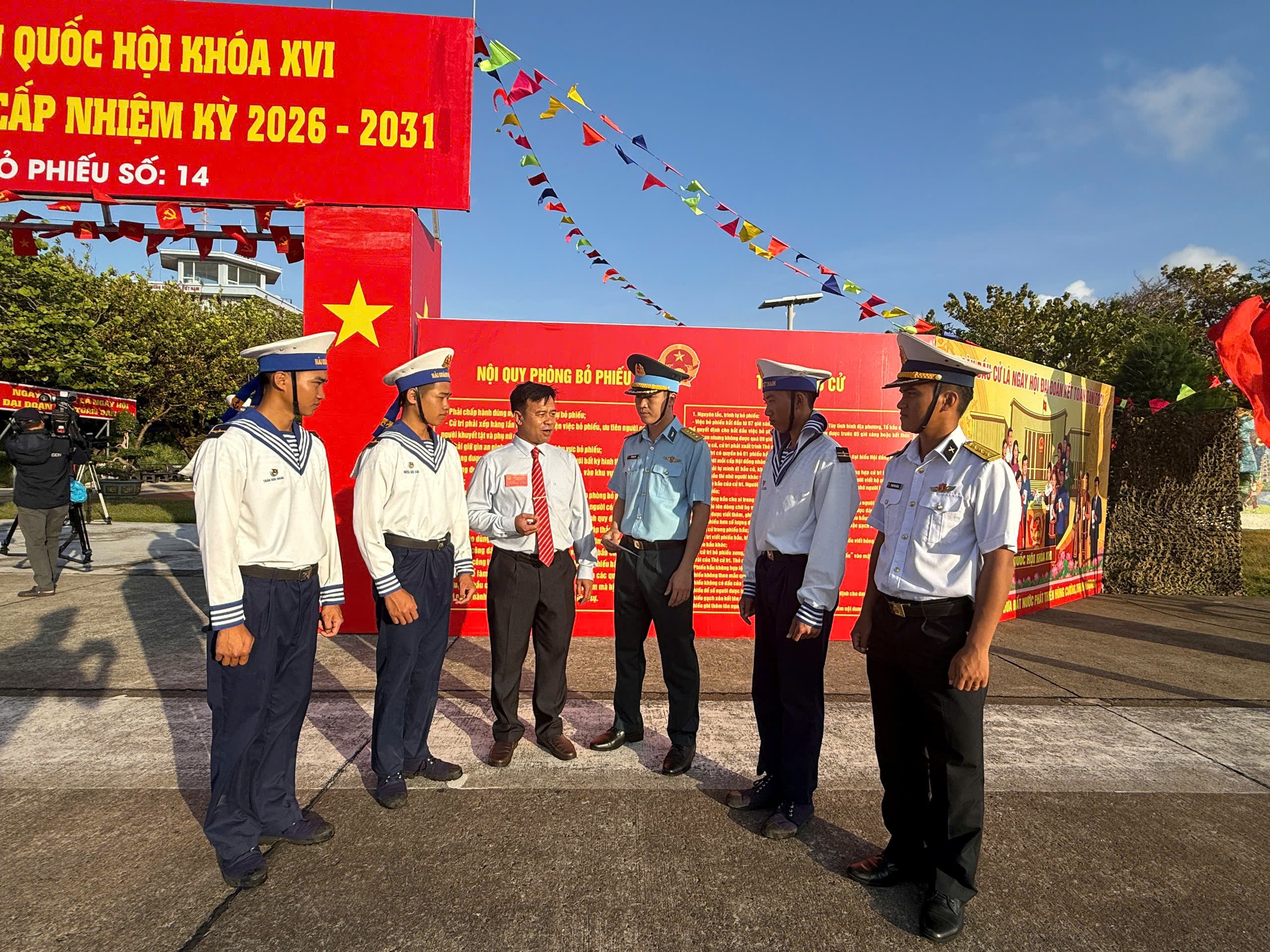 Chủ tịch UBND đặc khu Trường Sa Phạm Thanh Liêm trò chuyện với cử tri.