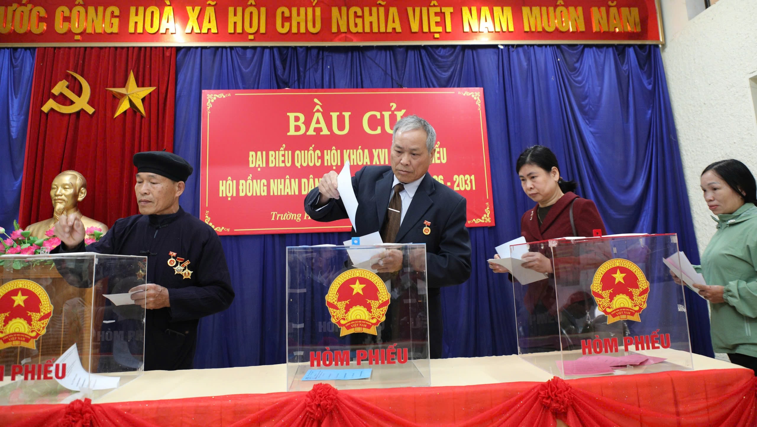 Cử tri tỉnh Cao Bằng tiến hành bỏ phiếu