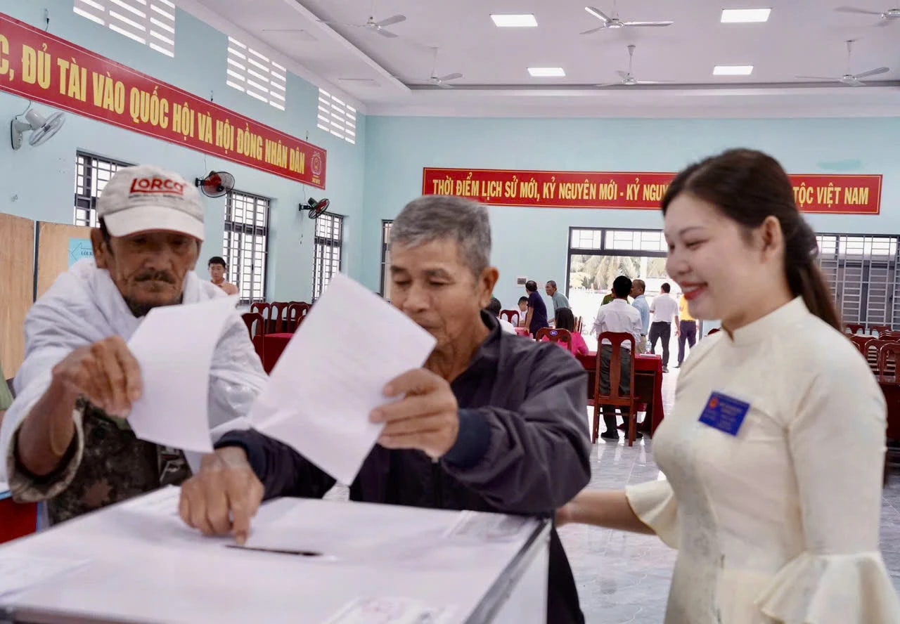 Cử tri xã Vạn Thắng tham gia bầu cử.