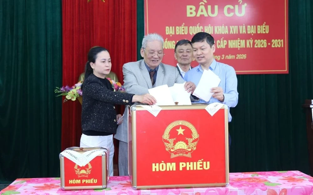 Cử tri bỏ phiếu tại Khu vực bỏ phiếu số 62, Nhà văn hóa Tổ dân phố Ái Sơn 2, phường Hạc Thành