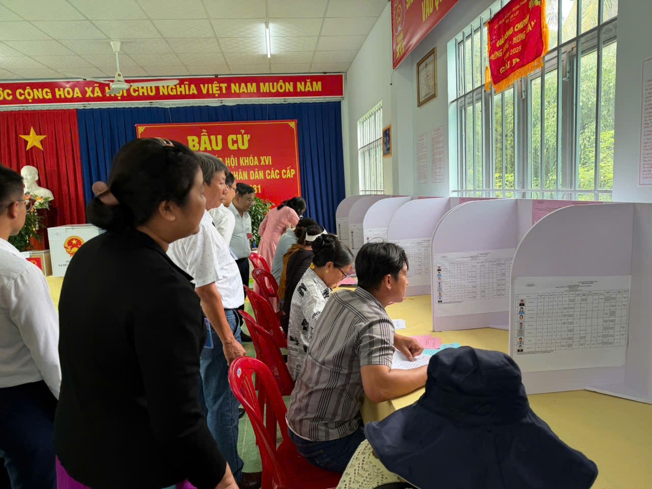 Cử tri tại diểm số 7 ờ xã Nam Cam Ranh tham gia bầu cử