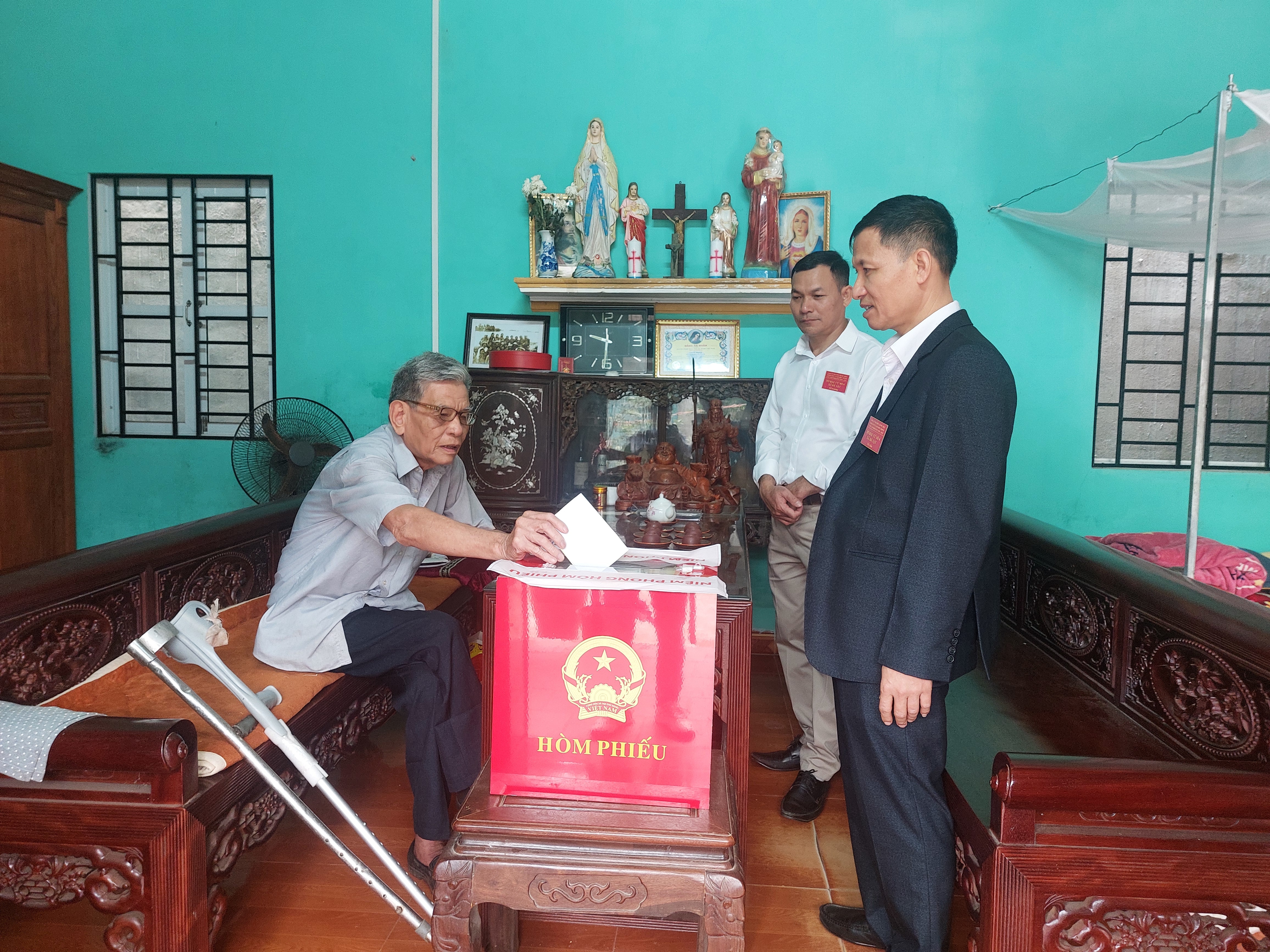 Thương binh Dương Quang Thọn do không thể đi lại đã được thực hiện bỏ phiếu tại nhà với hòm phiếu di động. Ảnh: Trần Thu