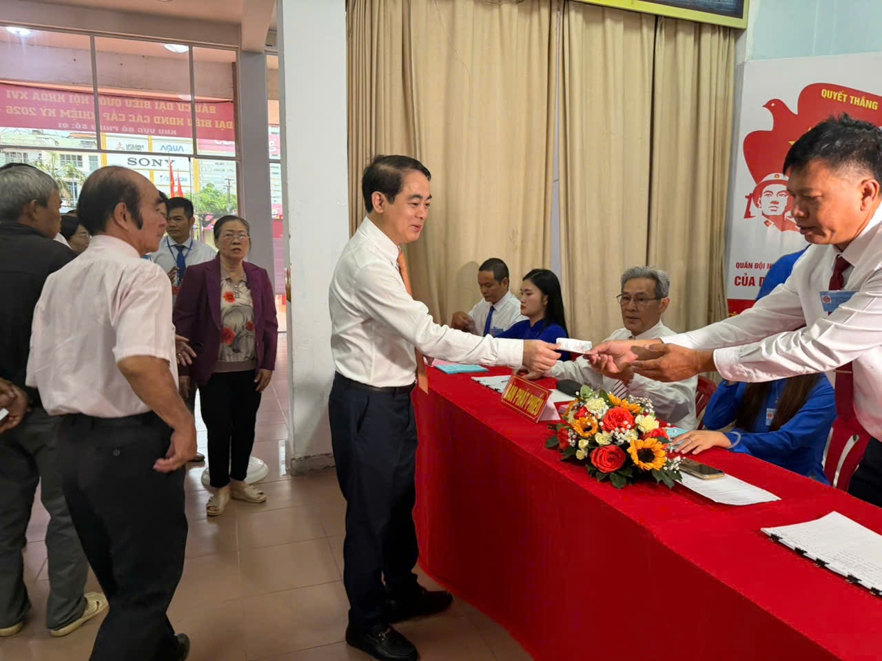Bí thư Tỉnh ủy Khánh Hòa Nghiêm Xuân Thành nhận phiếu bầu tại khu vực bỏ phiếu.