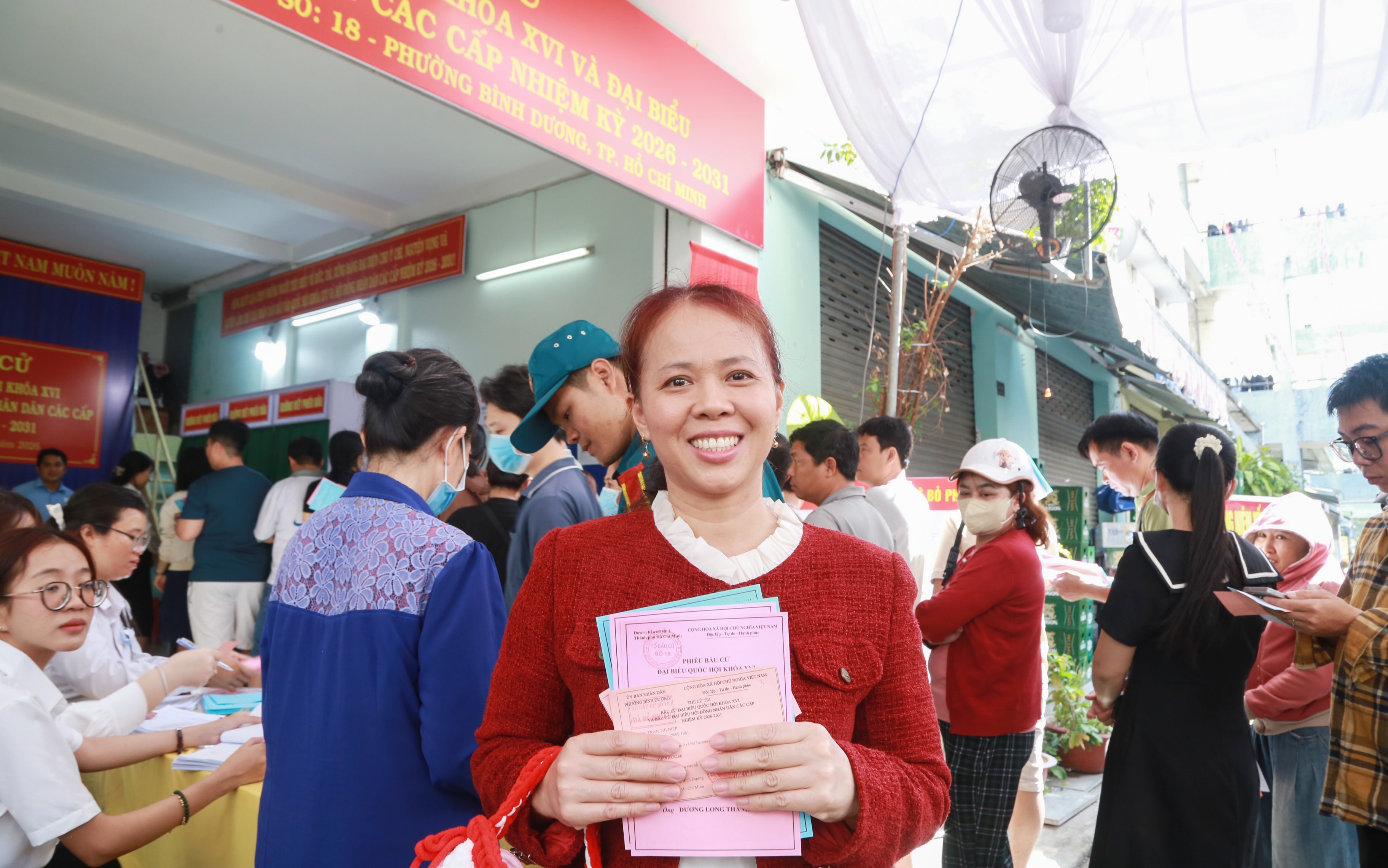 Cử tri Trần Thị Diệp háo hức cầm trên tay những lá phiếu để bầu chọn ra những đại biểu ưu tú, đủ đức đủ tài. Ảnh: Văn Dũng