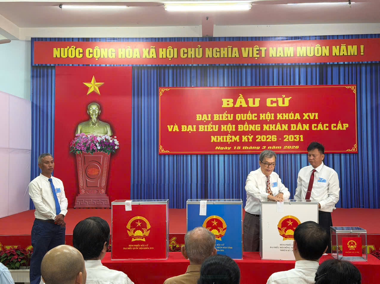 Tổ bầu cử kiểm tra niêm phong hòm phiếu trước khi tiến hành bỏ phiếu.