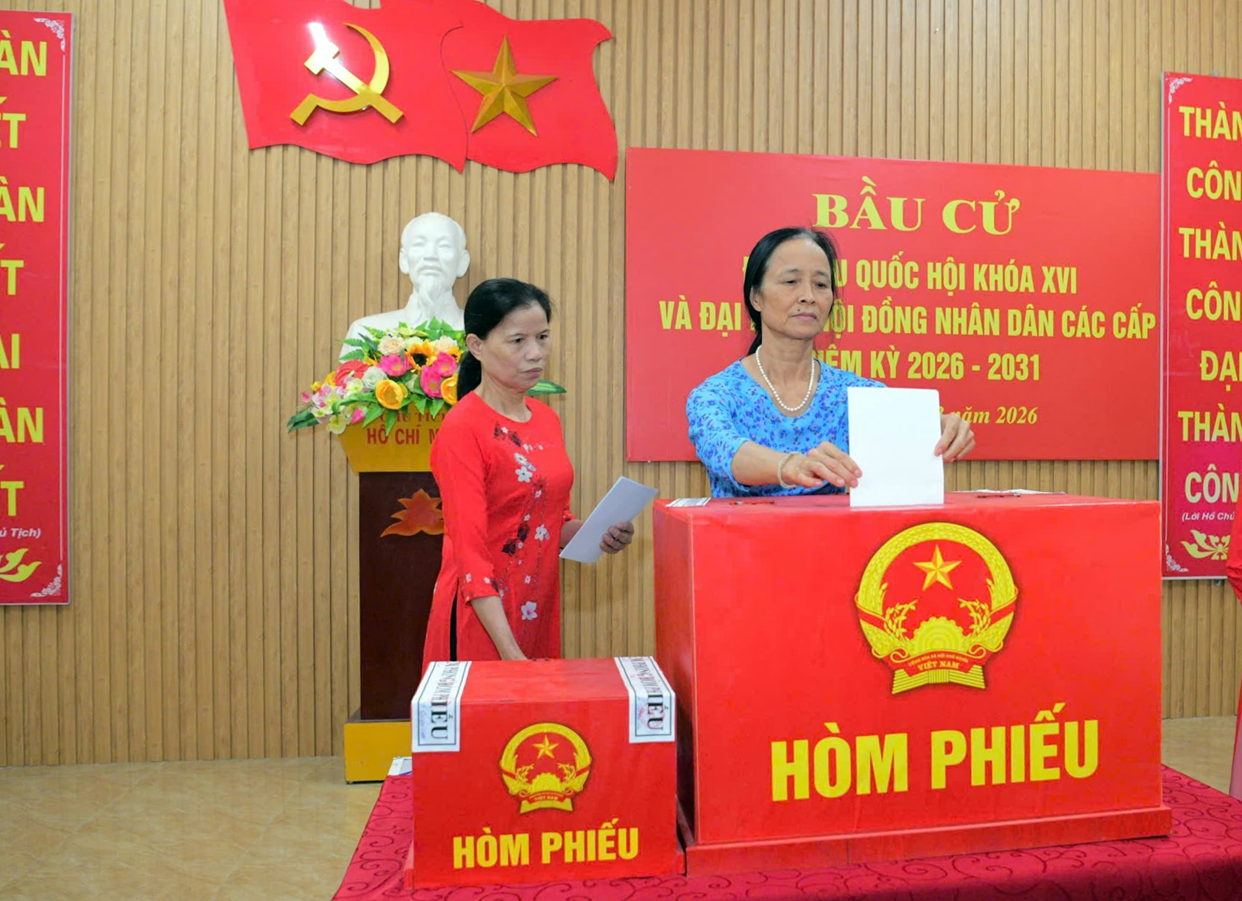 cử tri phố Phúc Thiện, phường Hoa Lư đi bầu cử, bỏ những lá phiếu đầu tiên để bầu ra những đại biểu xứng đáng vào Quốc hội và HĐND các cấp, nhiệm kỳ 2026-2031