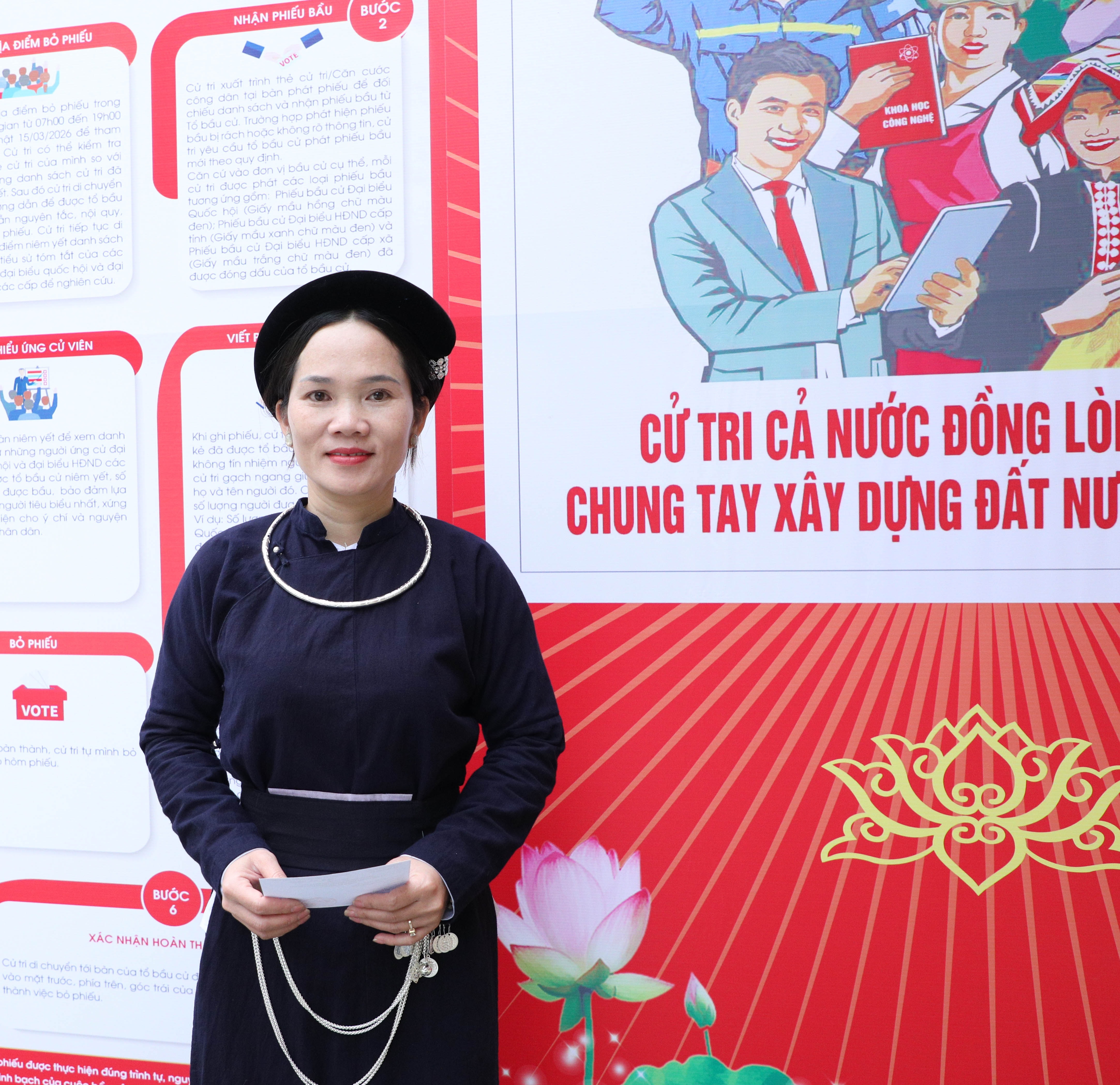 Cử tri Dương Thị Bích Hợp dân tộc Nùng xóm Pác Bó cầm trên tay lá phiếu bầu cử