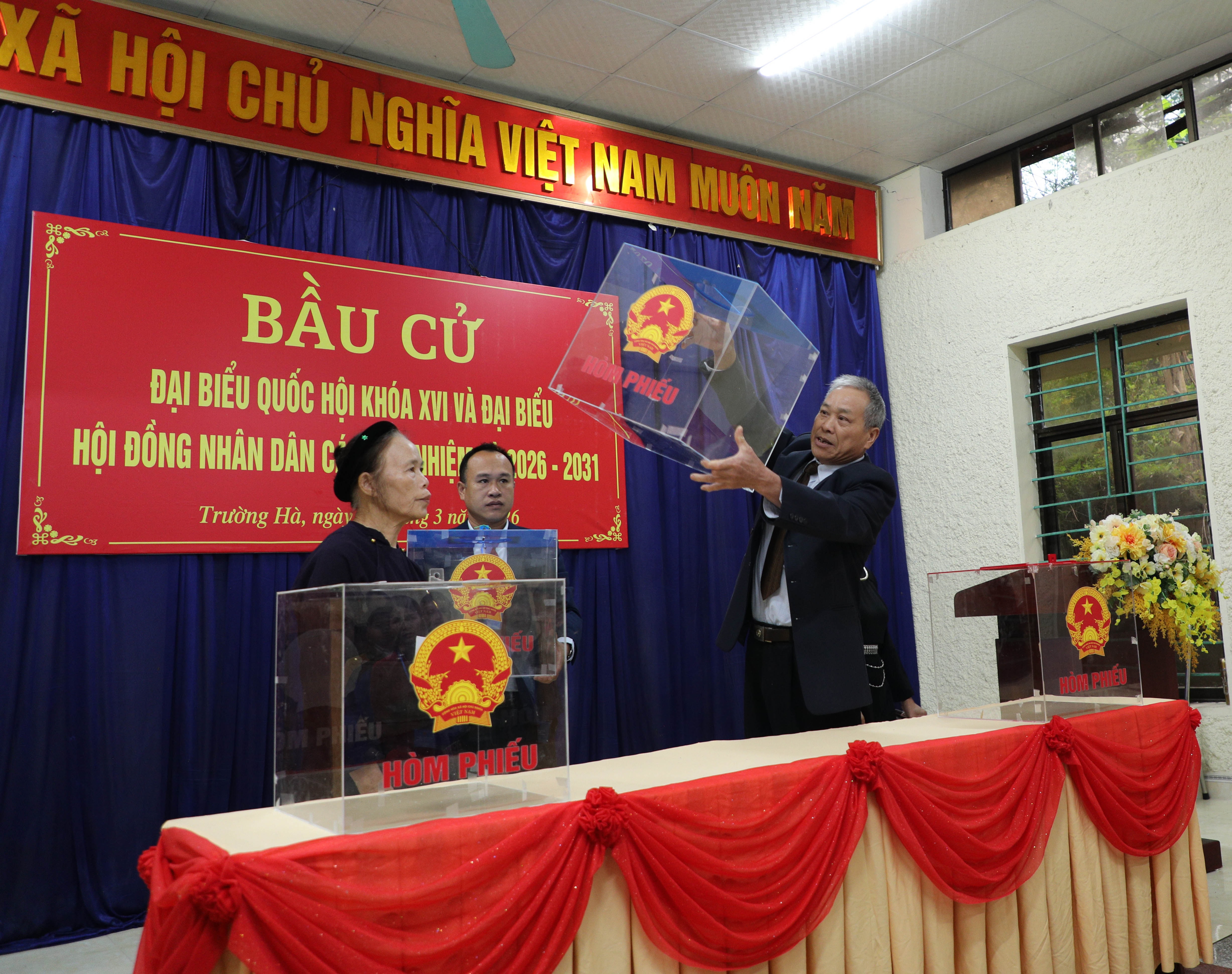 Đại diện cử tri tiến hành kiểm tra hòm phiếu tại điểm bầu cử số 4, xã Trường Hà