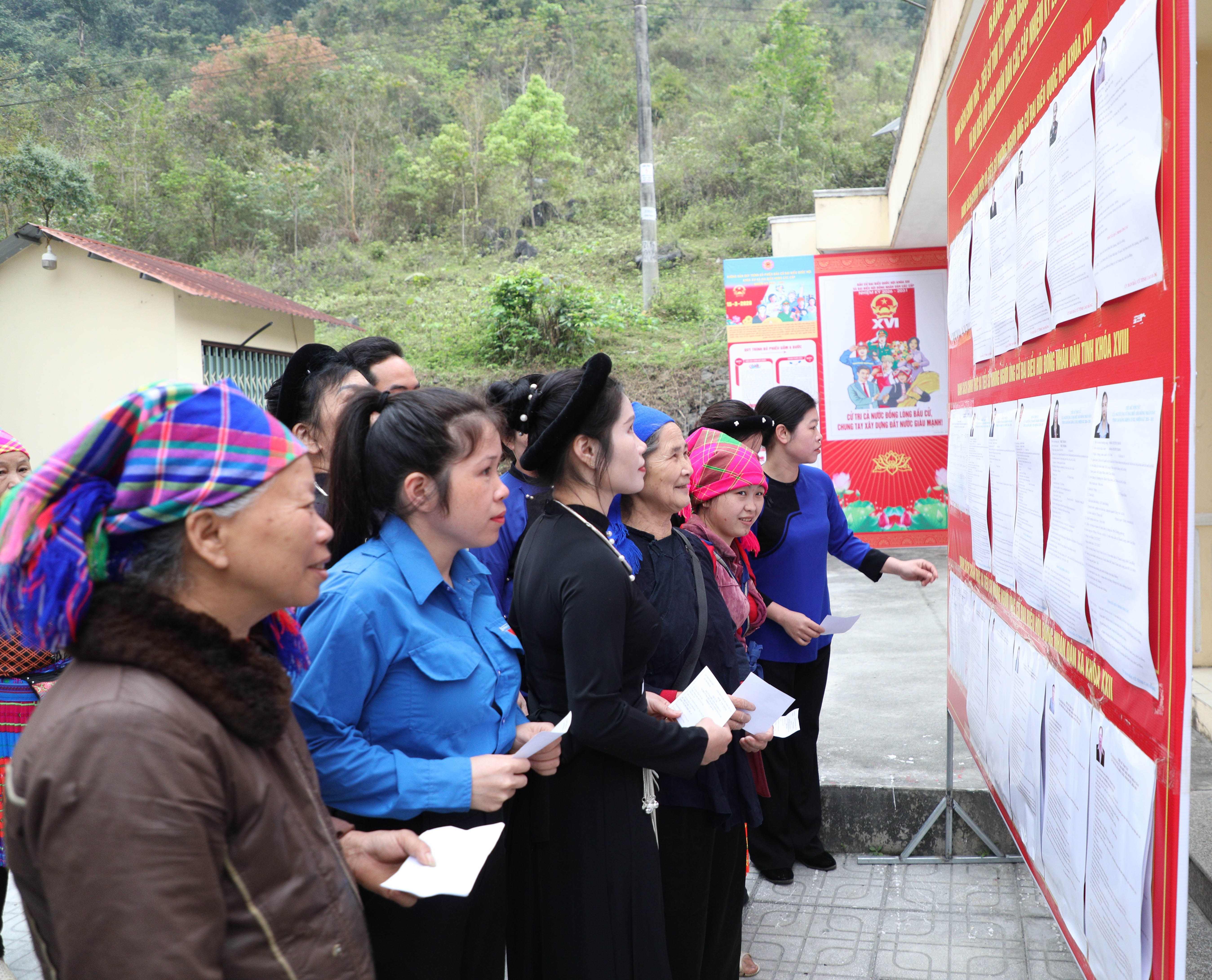 Cử tri tìm hiểu các đại biểu ứng cử tại điểm bầu cử số 4, xã Trường Hà 