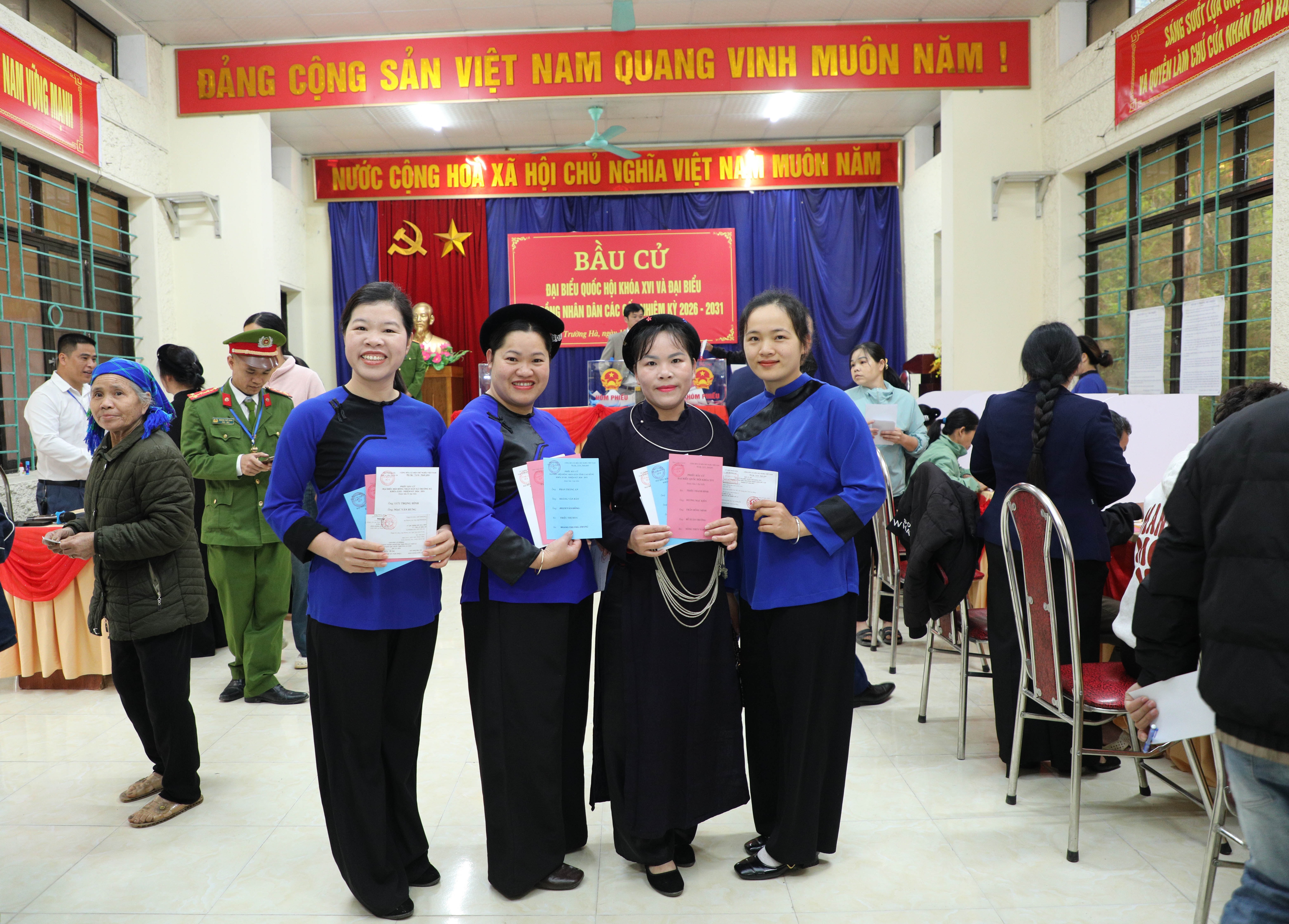 Cử tri dân tộc Nùng và dân tộc Tày xã Trường Hà hồ hởi cầm trên tay lá phiếu