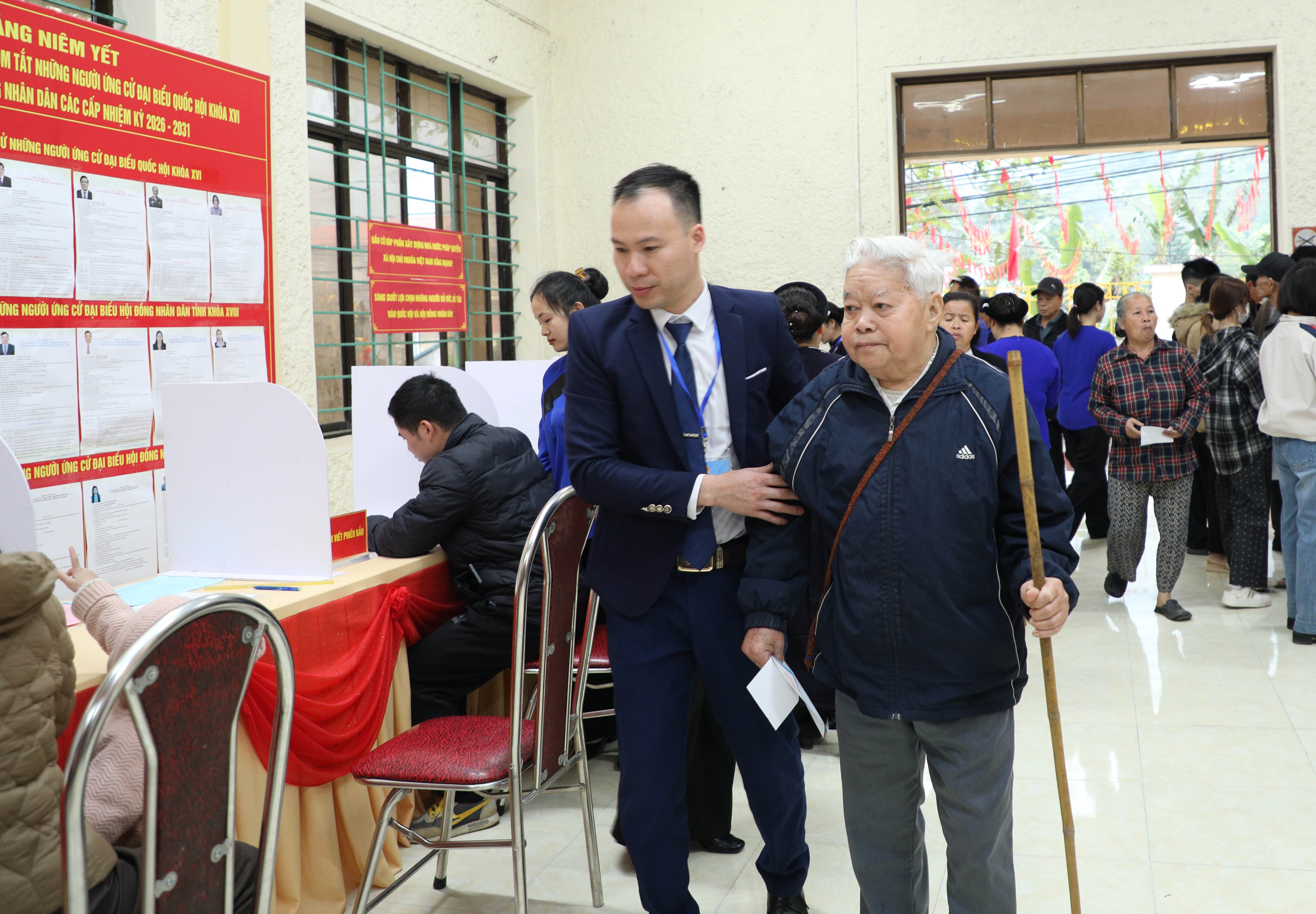 Cử tri người cao tuổi được ban bầu cử xã Trường Hà hỗ trợ đến địa điểm bỏ phiếu