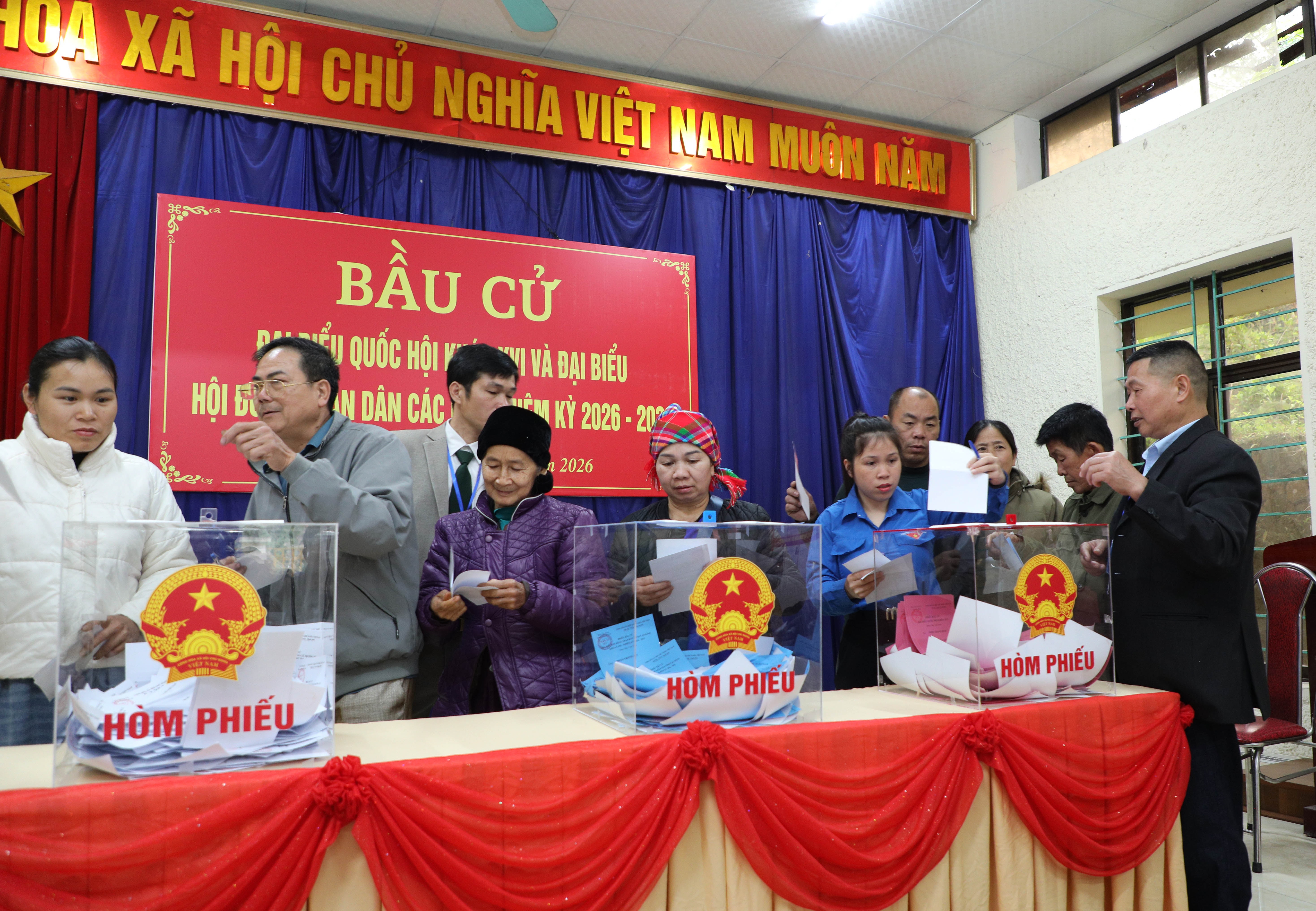 Đông đảo cử tri xã Trường Hà tiến hành bỏ phiếu bầu đại biểu Quốc hội Khoá XVI và đại biểu HĐND các cấp nhiệm kỳ 2026-2031
