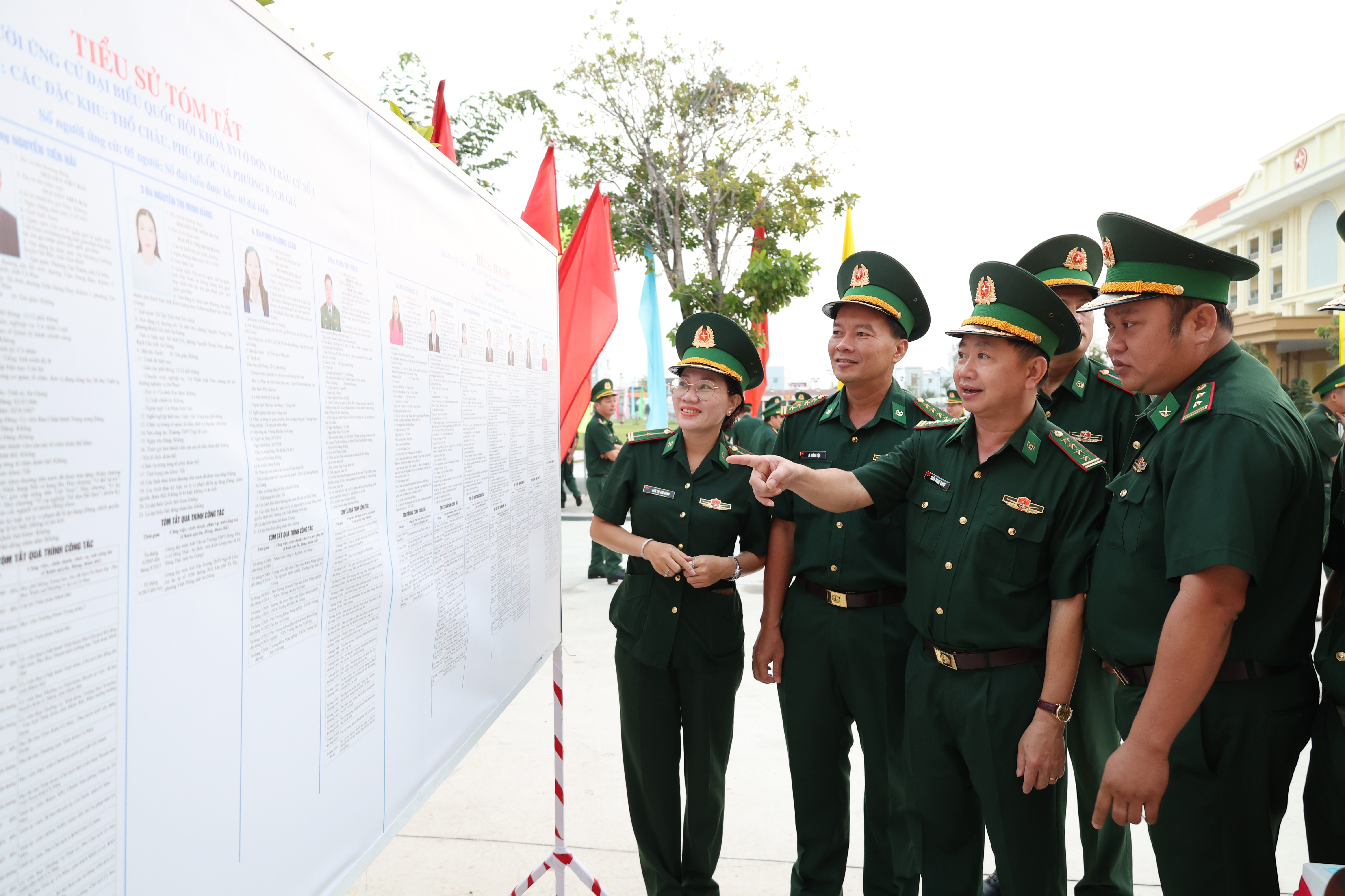 Các cử tri nghiên cứu tiểu sử tóm tắt các ứng cử viên trước khi bầu cử. (Ảnh: Tuấn Kiệt)