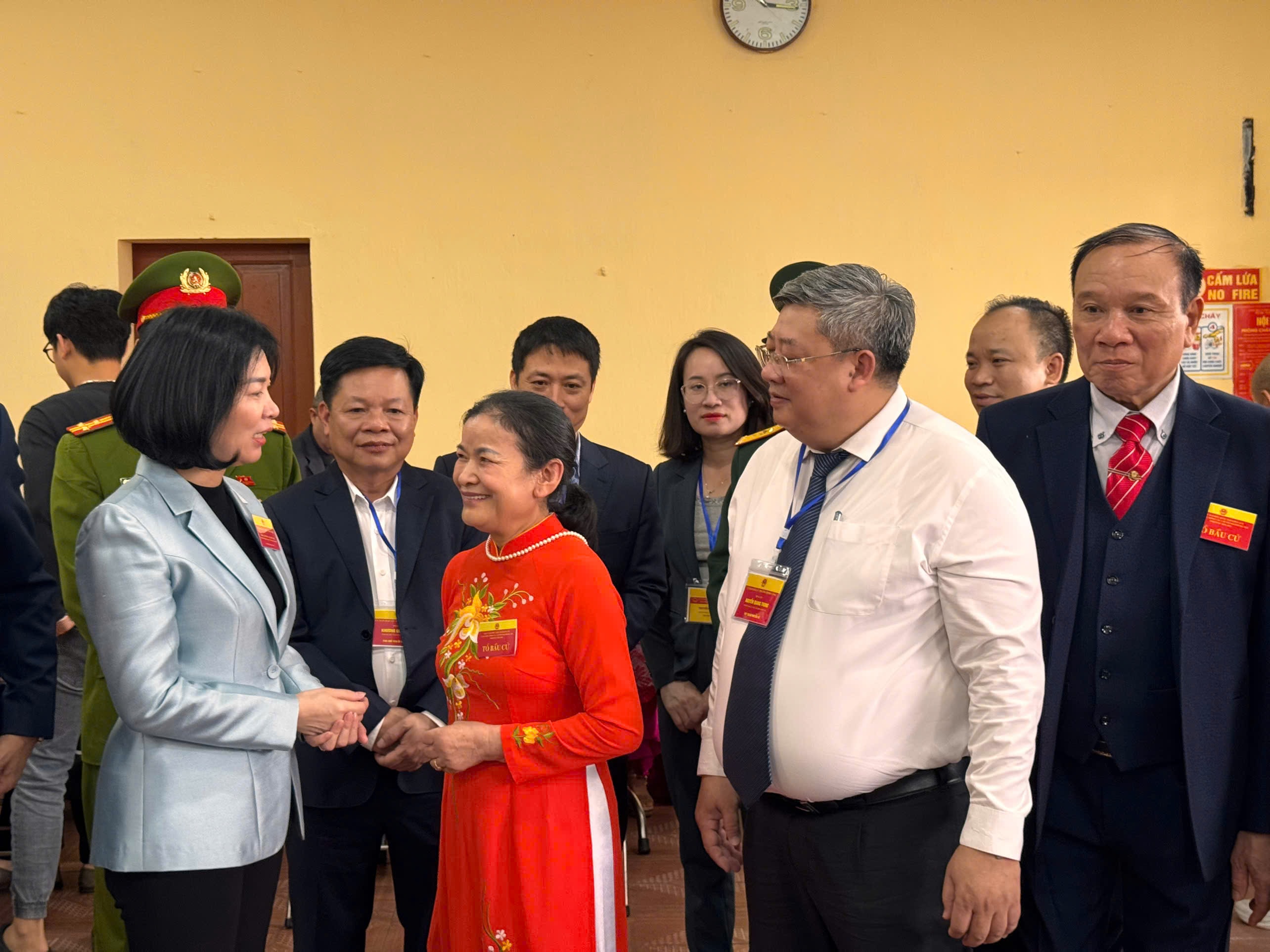 Phó Bí thư Thành ủy, Chủ tịch HĐND thành phố, Chủ tịch Ủy ban Bầu cử thành phố Hà Nội Phùng Thị Hồng Hà trao đổi với tổ bầu cử trên địa bàn phường Định Công