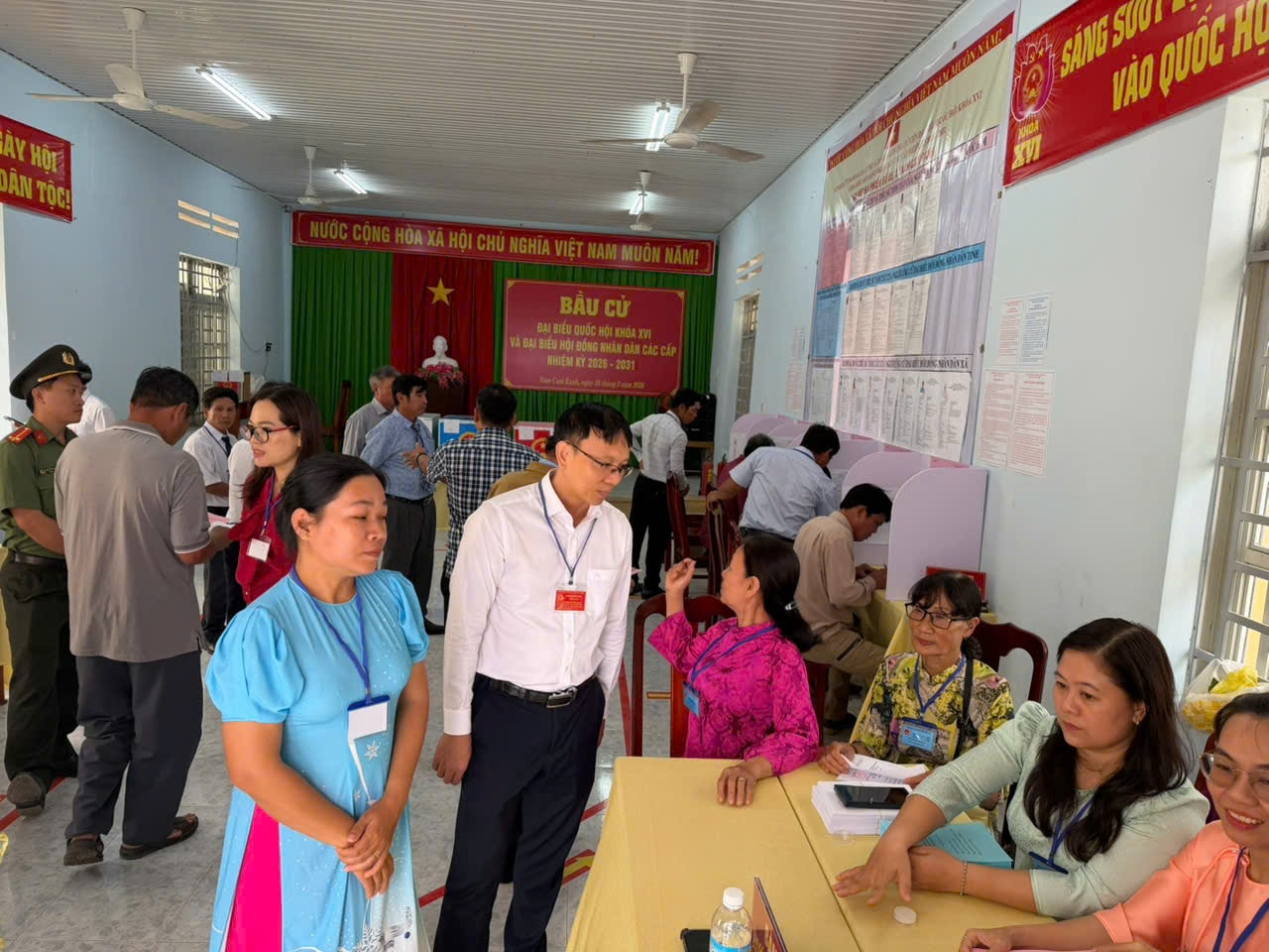 Không khí rộn ràng tại khu vực bỏ phiếu trong ngày hội bầu cử.