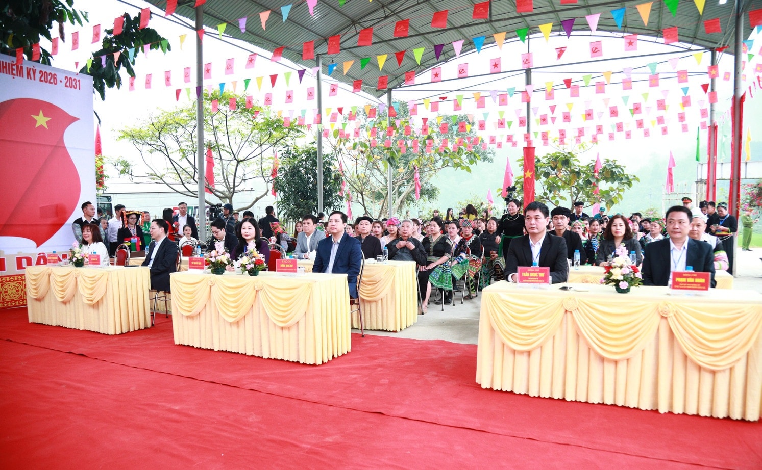 Bí thư Tỉnh ủy Dương Quốc Huy và các đại biểu tham gia bầu cử tại Khu vực bỏ phiếu số 4, thôn Đồng Cát, xã Quy Mông