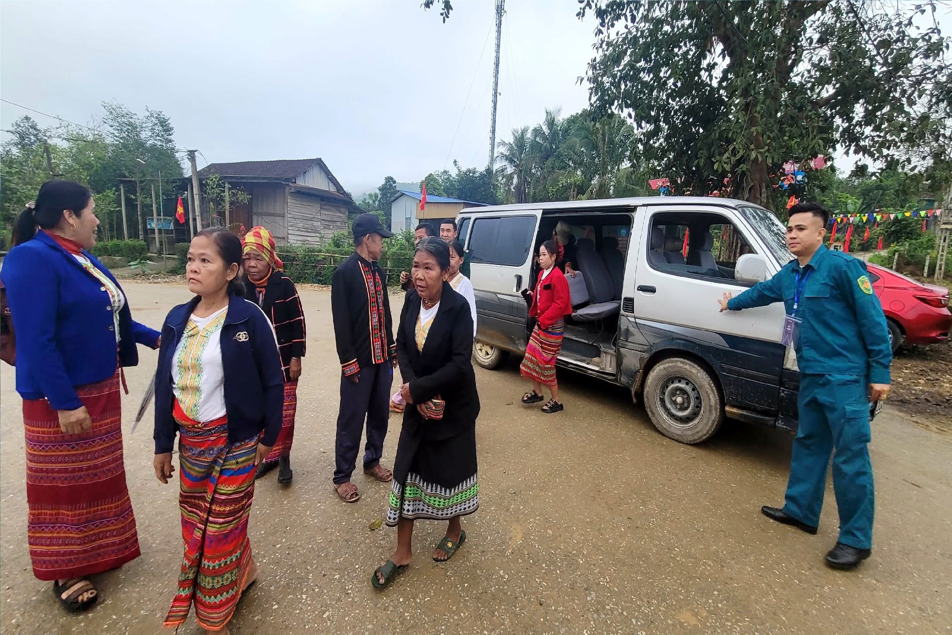 Väljarna från den etniska minoriteten Chứt transporterades till vallokalen med bil som tillhandahållits av de lokala myndigheterna.