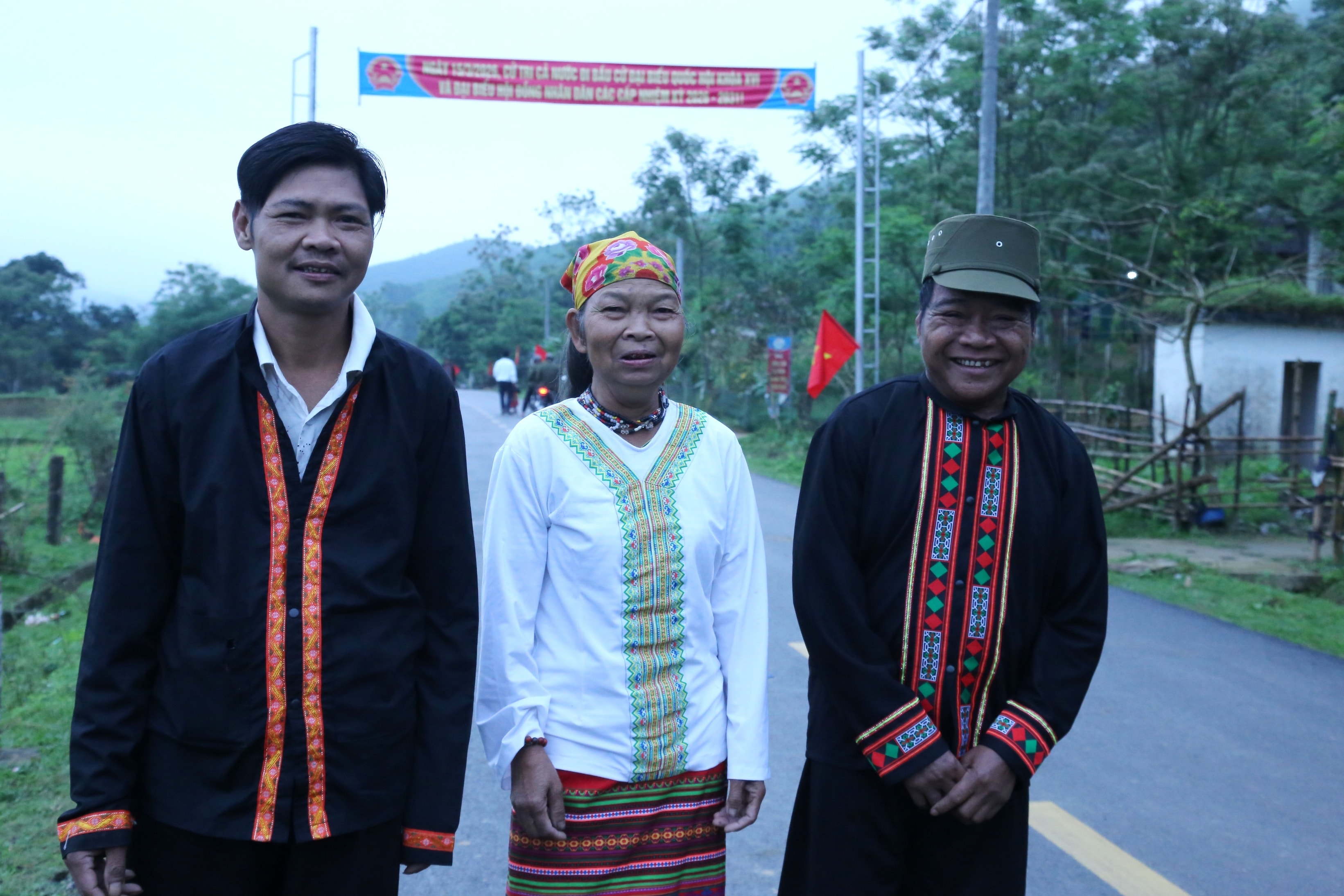 Väljarna strålade av entusiasm när de gick till valurnorna.