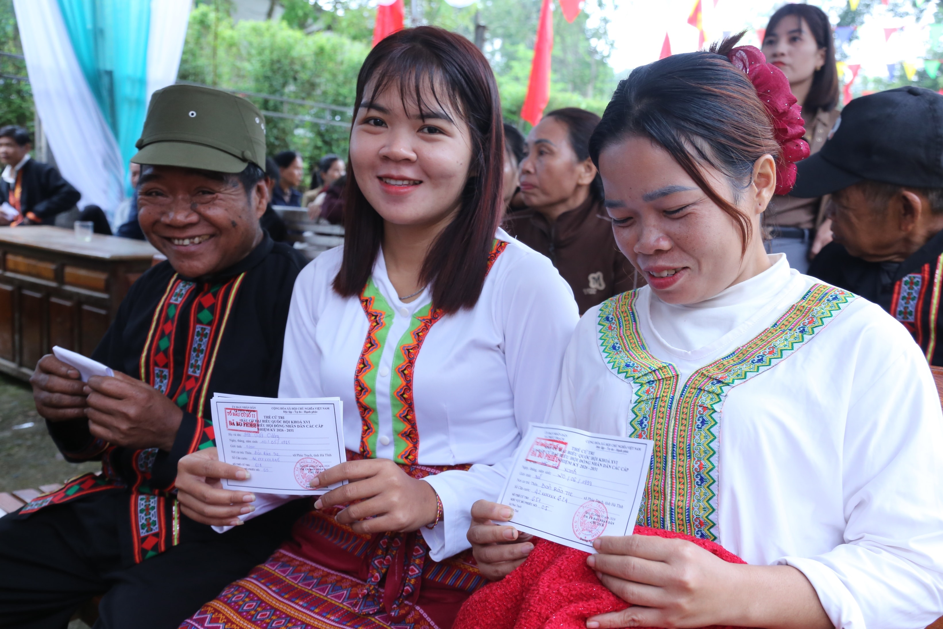 Leendena från de första väljarna som röstade på vallokal nr 11, Hamlet 1, Phuc Trach kommun. Foto: Xuan Sinh