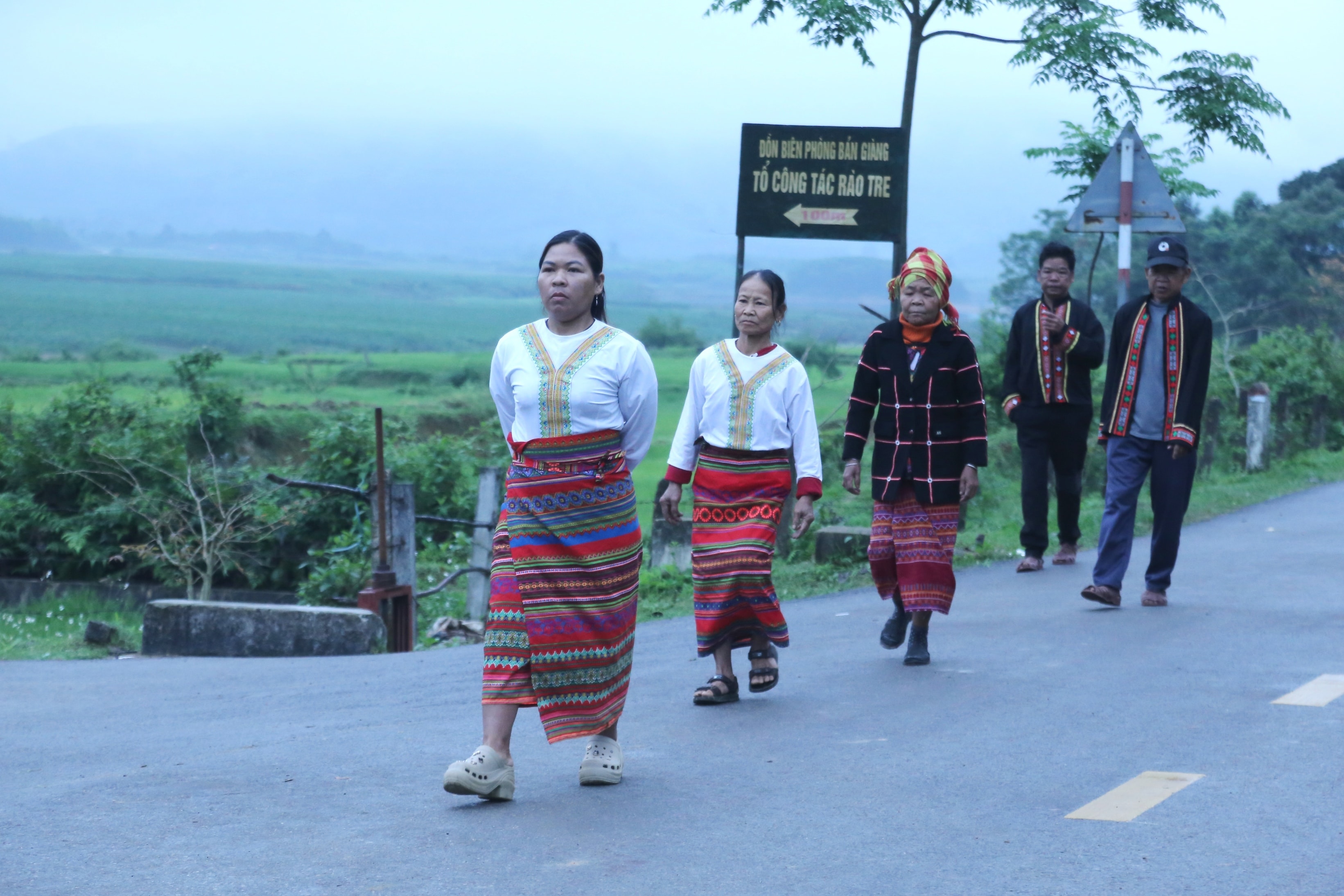 Väljarna i byn Rao Tre, Hamlet 1, Huong Lien kommun, Phuc Trach-distriktet, vaknade tidigt för att avge sina röster.