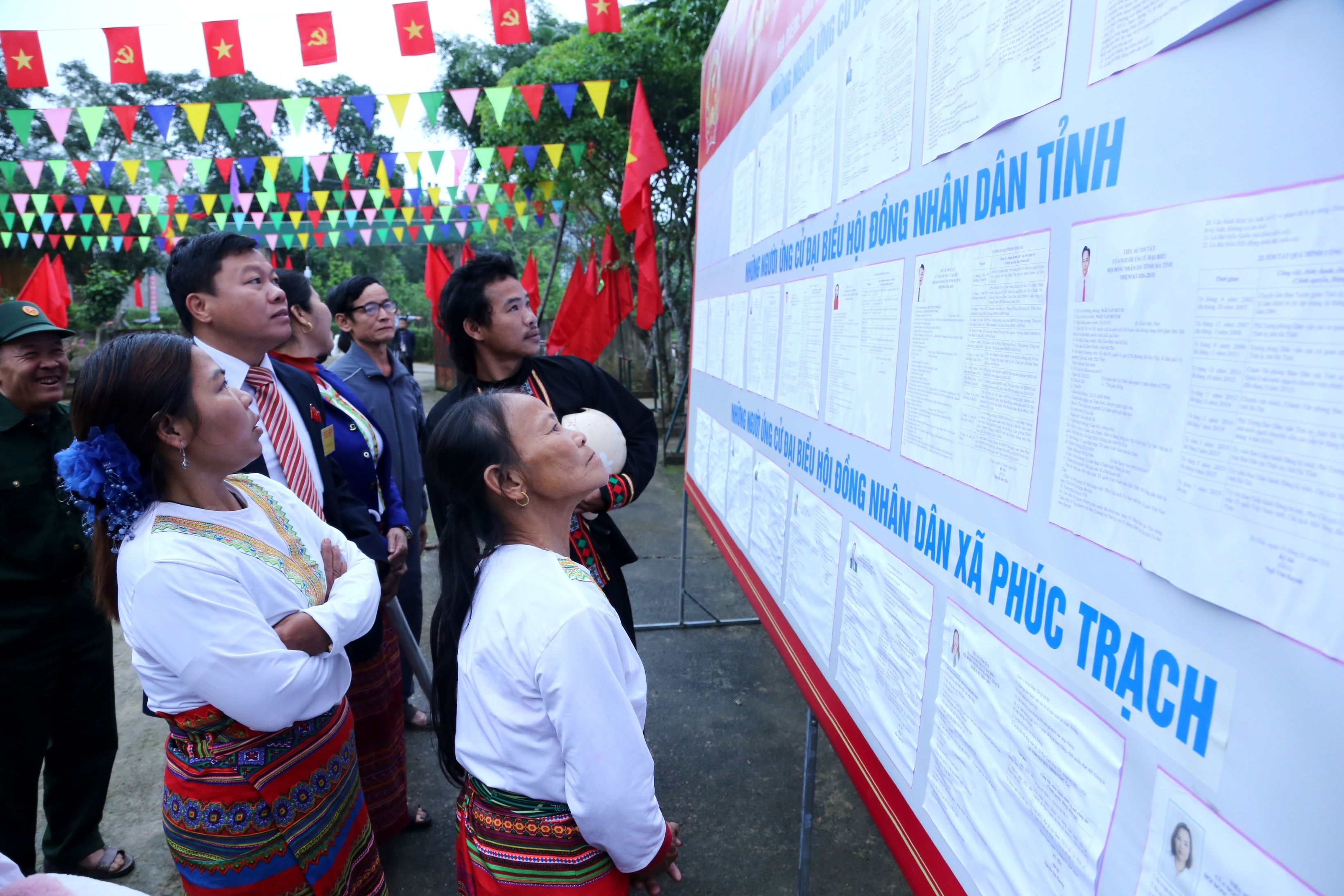 Väljarna granskar informationen om kandidaterna till den 16:e nationalförsamlingen och folkråden på alla nivåer för mandatperioden 2026.