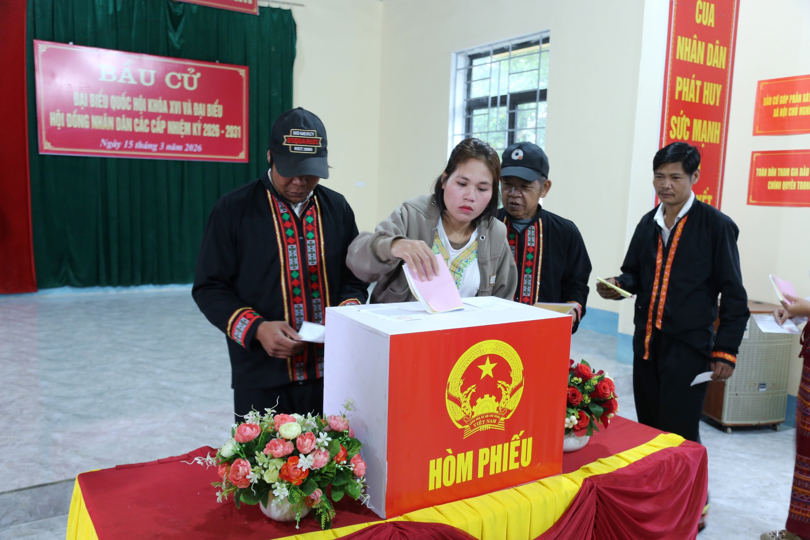 Exakt klockan 07:15 började väljarna rösta på vallokal nr 11, Hamlet 1, Phuc Trach kommun. Foto: Xuan Si