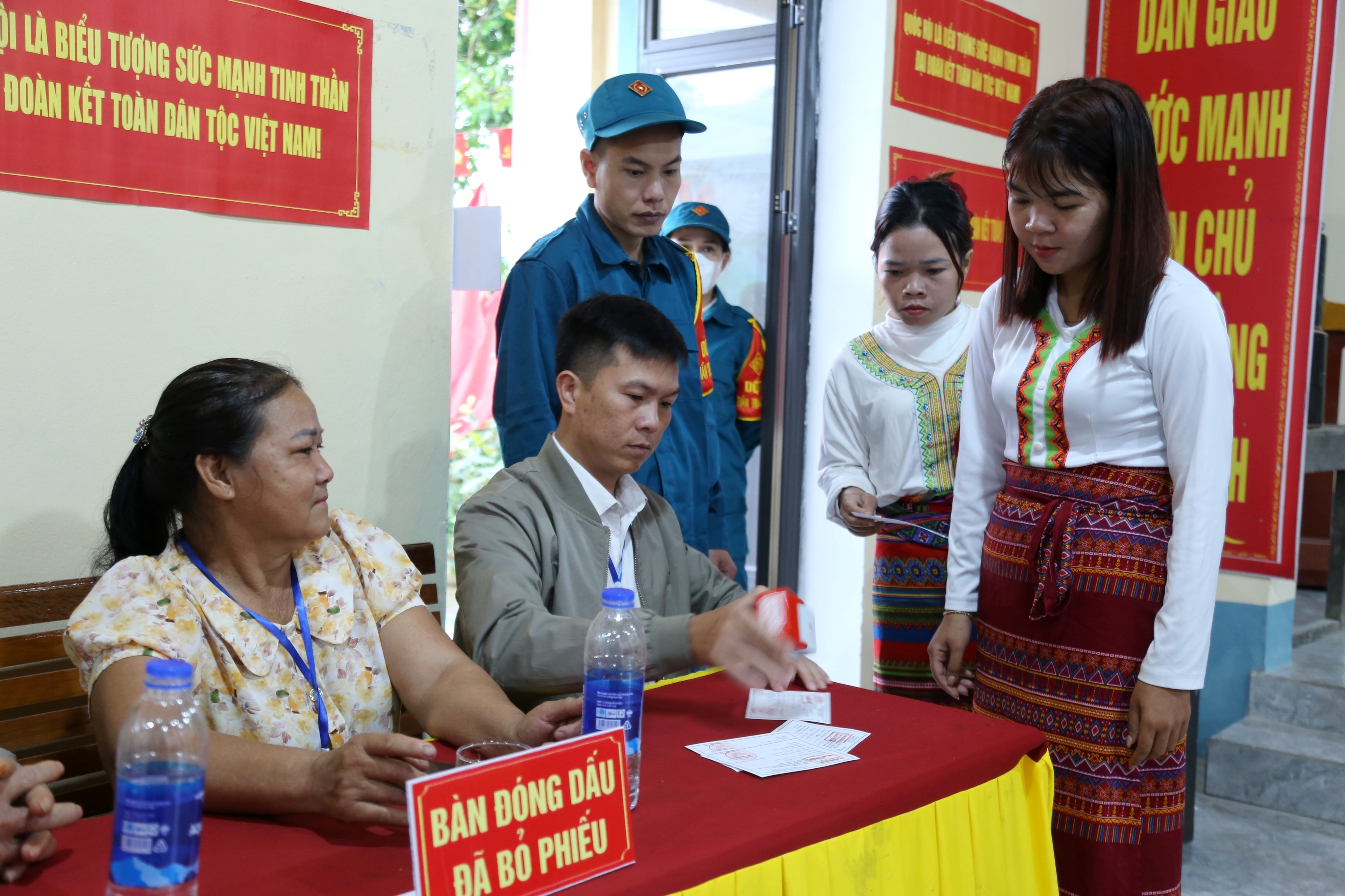 Efter att de har avgivit sina röster får väljarna en stämpel som bekräftar att de har slutfört röstningsprocessen. Foto: Xuan Sinh