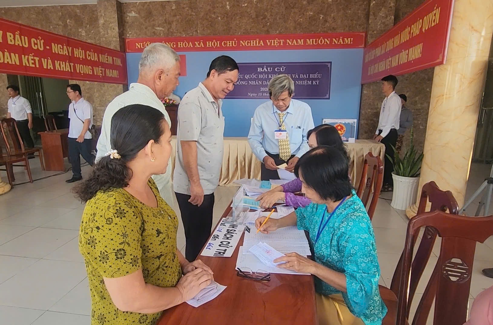 Cử tri xếp hàng nhận phiếu bầu cử