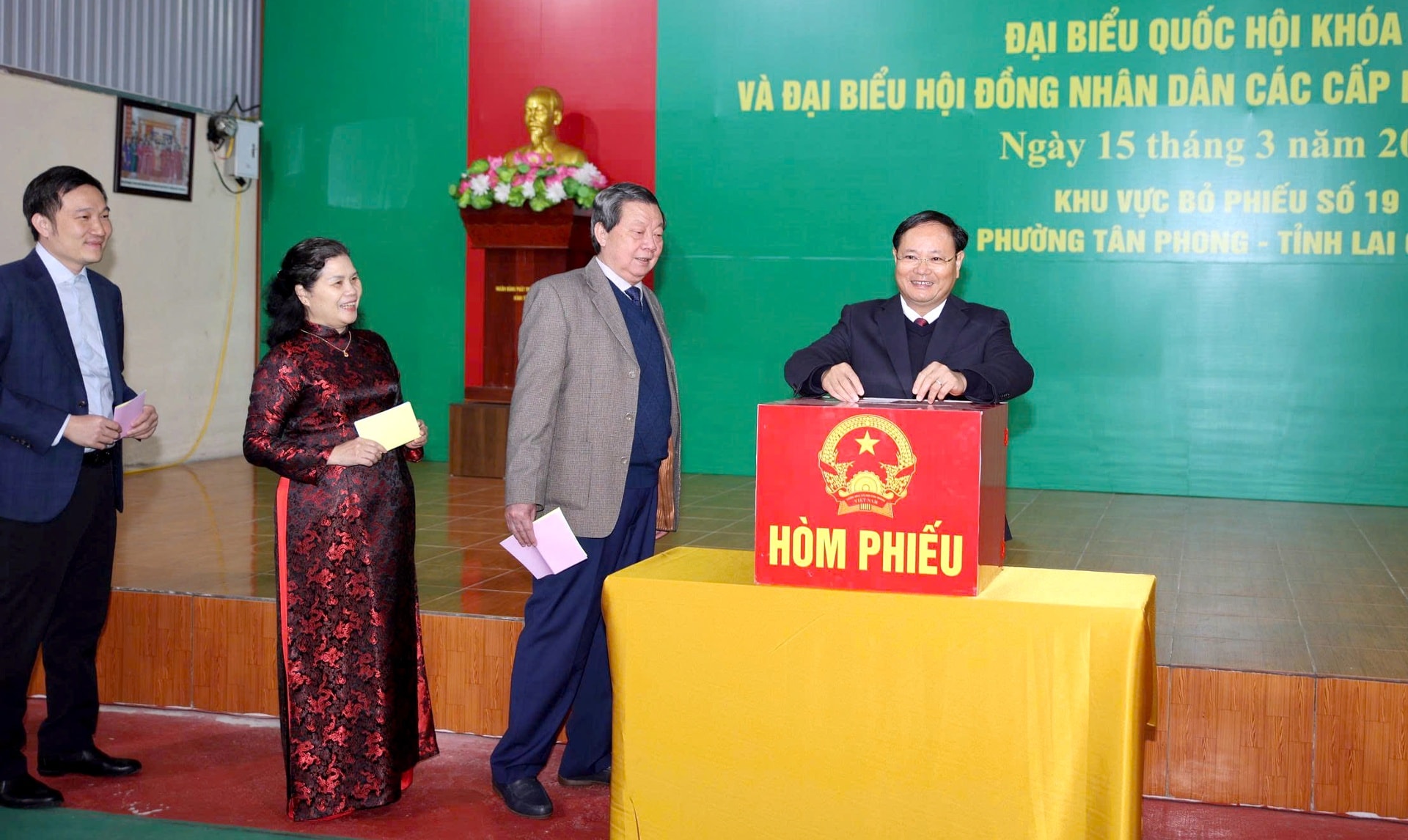 Bí thư Tỉnh ủy Lai Châu Lê Minh Ngân thực hiện nghĩa vụ công dân