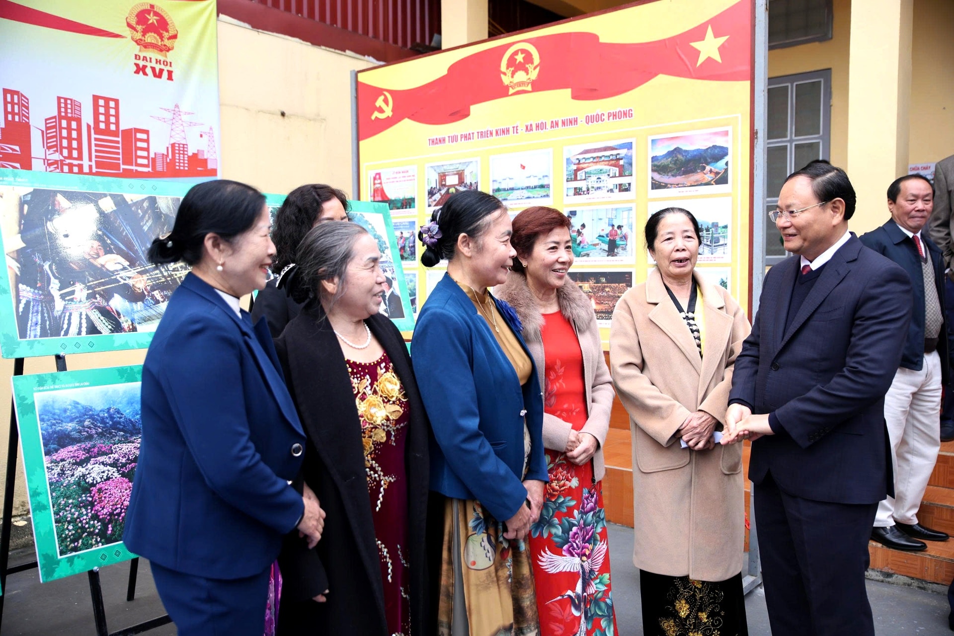 Bí thư Tỉnh ủy Lai Châu Lê Minh Ngân trò chuyện với cử tri.
