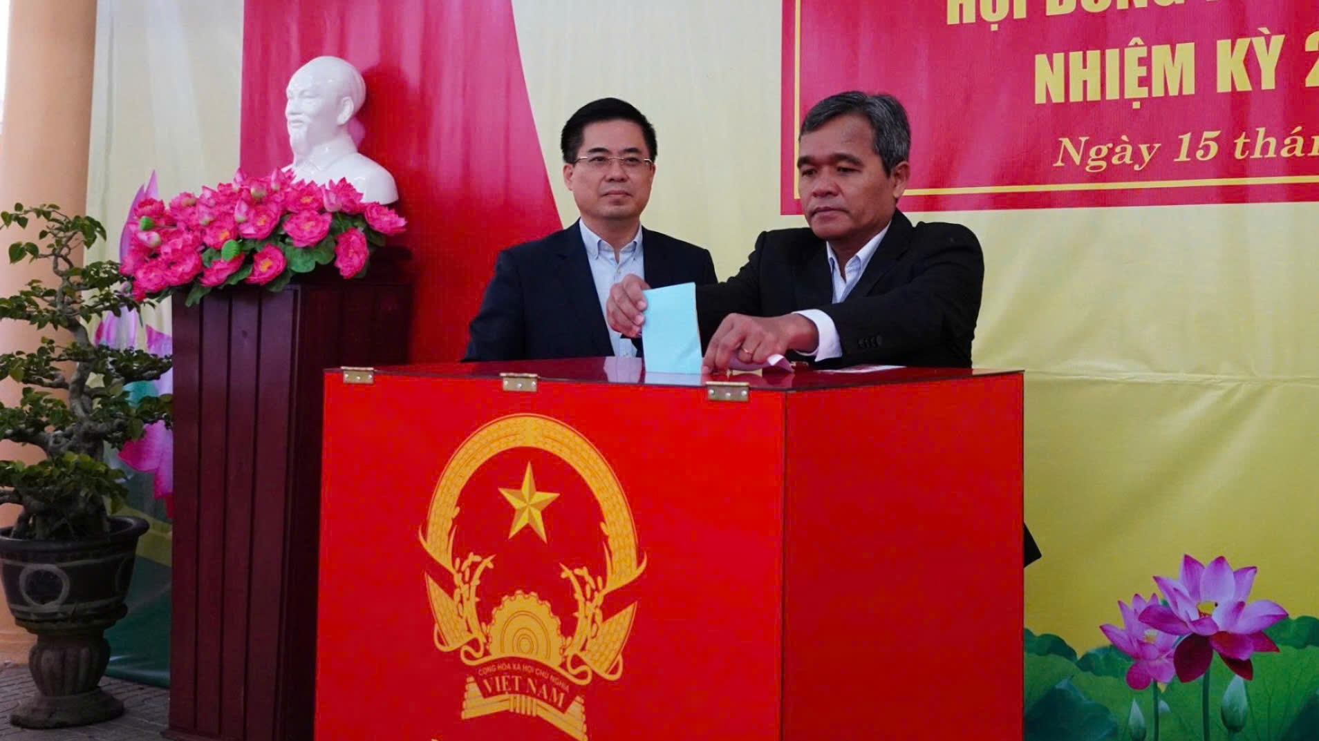 Bí thư Tỉnh uỷ Quảng Ngãi Hồ Văn Nên và Chủ tịch UBND tỉnh Quảng Ngãi Nguyễn Hoàng Giang đã bỏ những lá phiếu đầu tiên