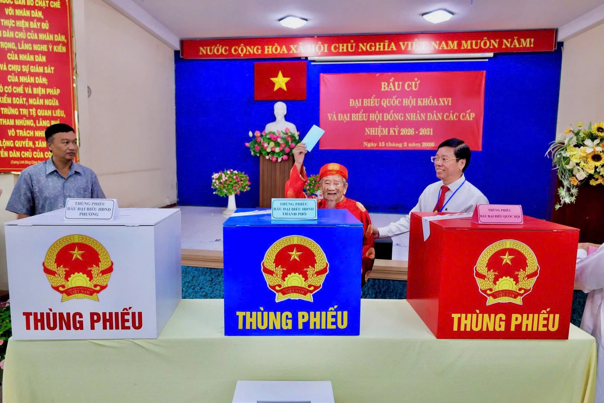 Nhà nghiên cứu Nguyễn Đình Tư (sinh năm 1920) bỏ phiếu