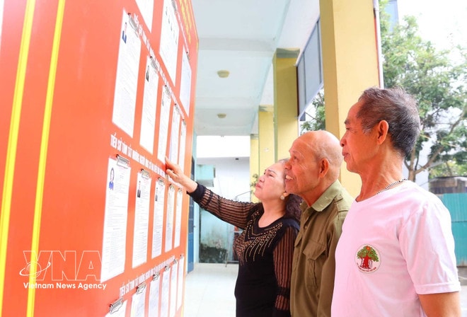 Voters in O Dien commune, Hanoi, look at the lists of candidates for the 16th NA and People's Councils at all levels for the 2026–2031 tenure. (Photo: VNA) vnanet-the-choice-that-heralds-a-new-tenure-3.jpg