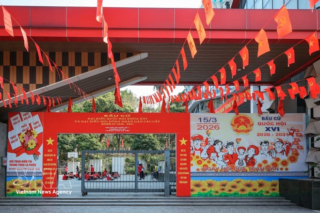 The Chu Van An Junior High School, which serves as Polling Station No. 1 in Hanoi's Tay Ho ward, is decorated with national flags, posters and banners to mark the Election Day. (Photo: VNA) vnanet-the-choice-that-heralds-a-new-tenure-2.jpg