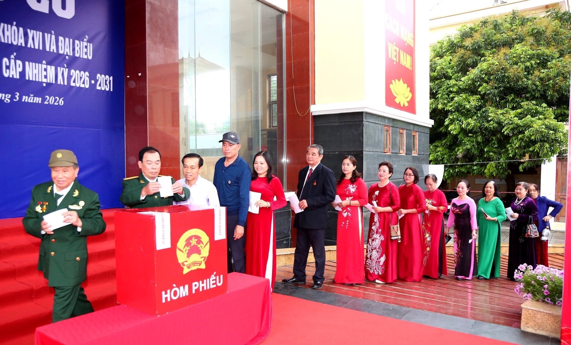 Các cử tri bỏ phiếu tại khu vực bỏ phiếu số 9, xã Vĩnh Bảo