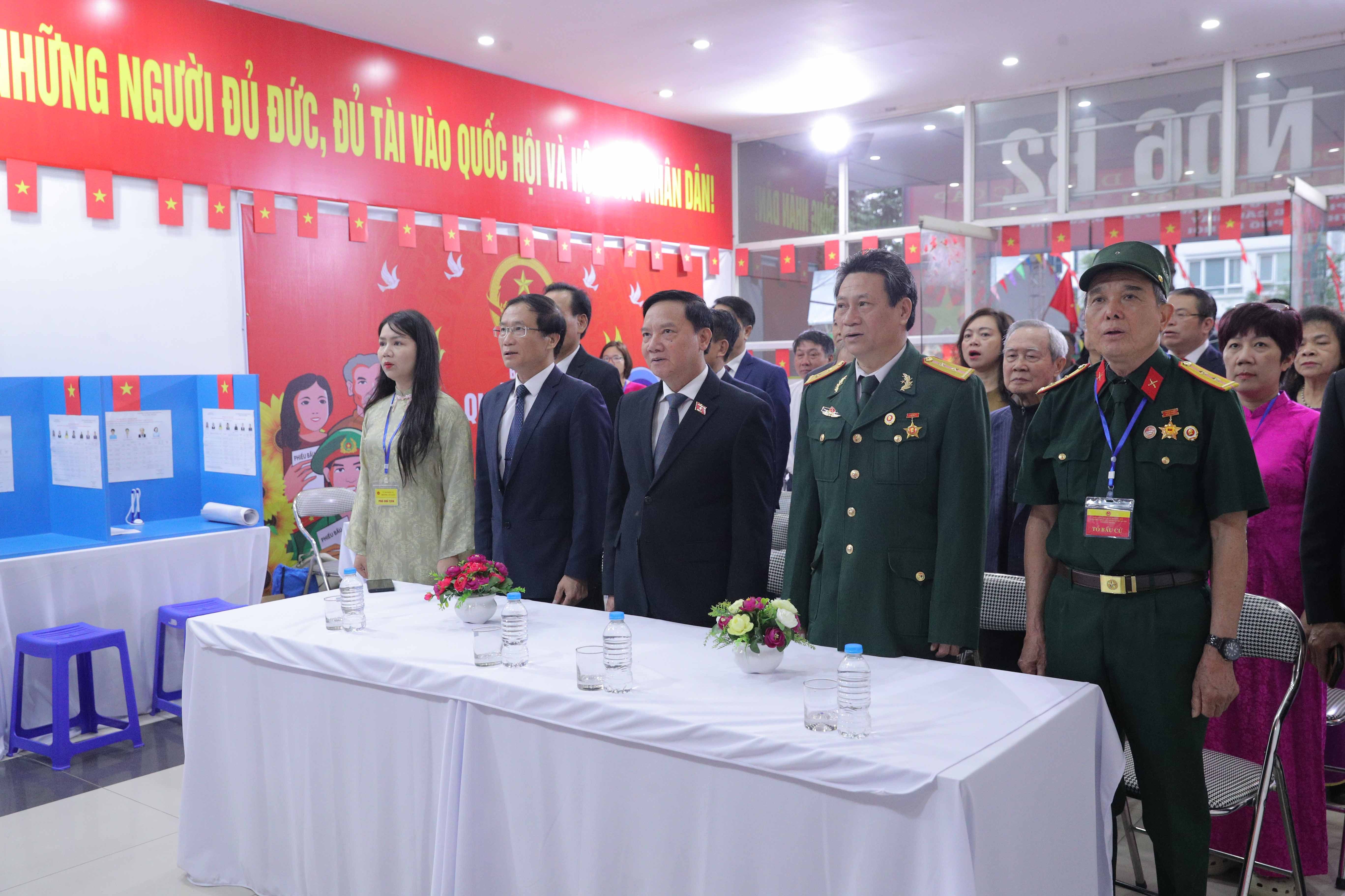 các đại biểu thực hiện nghi thức chào cờ