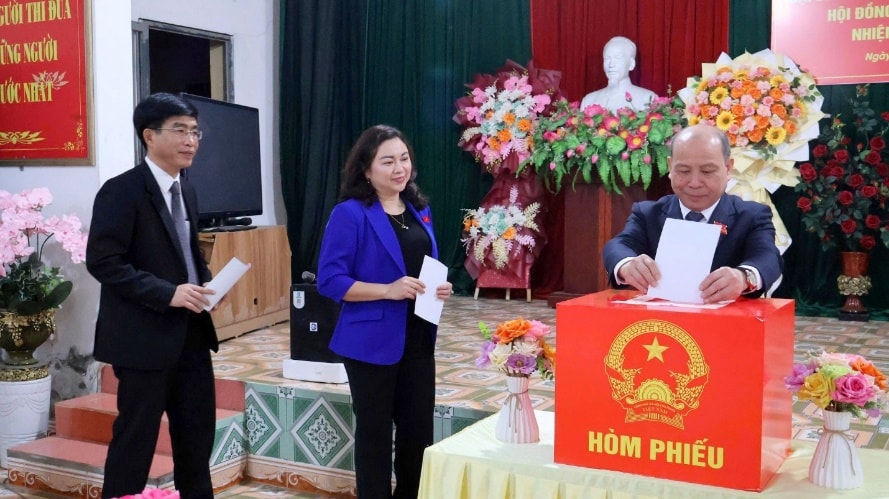 Le président du Conseil populaire provincial, Bui Duc Hinh, participe au vote dans la commune de Cao Phong.